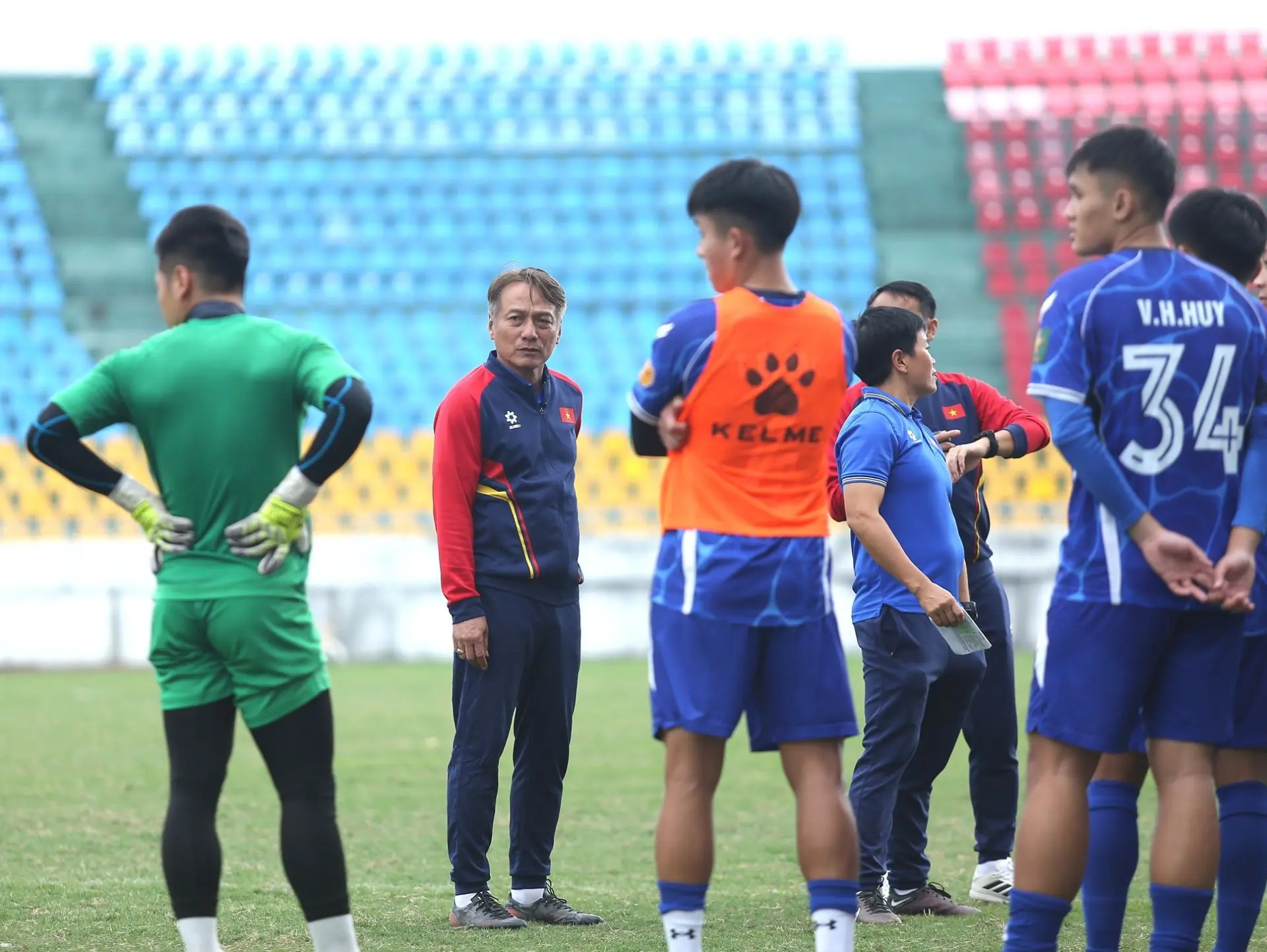 Câu lạc bộ bóng đá Quảng Ninh: khát vọng thăng hạng và hồi sinh bản sắc 3 Huấn luyện viên hiện tại của câu lạc bộ bóng đá Quảng Ninh là ông Nguyễn Văn Đàn