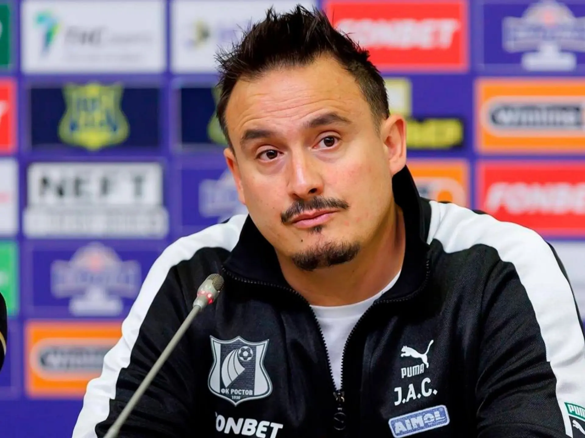 Huấn luyện viên hiện tại của câu lạc bộ bóng đá Rostov là ông Jonatan Alba Cabello
