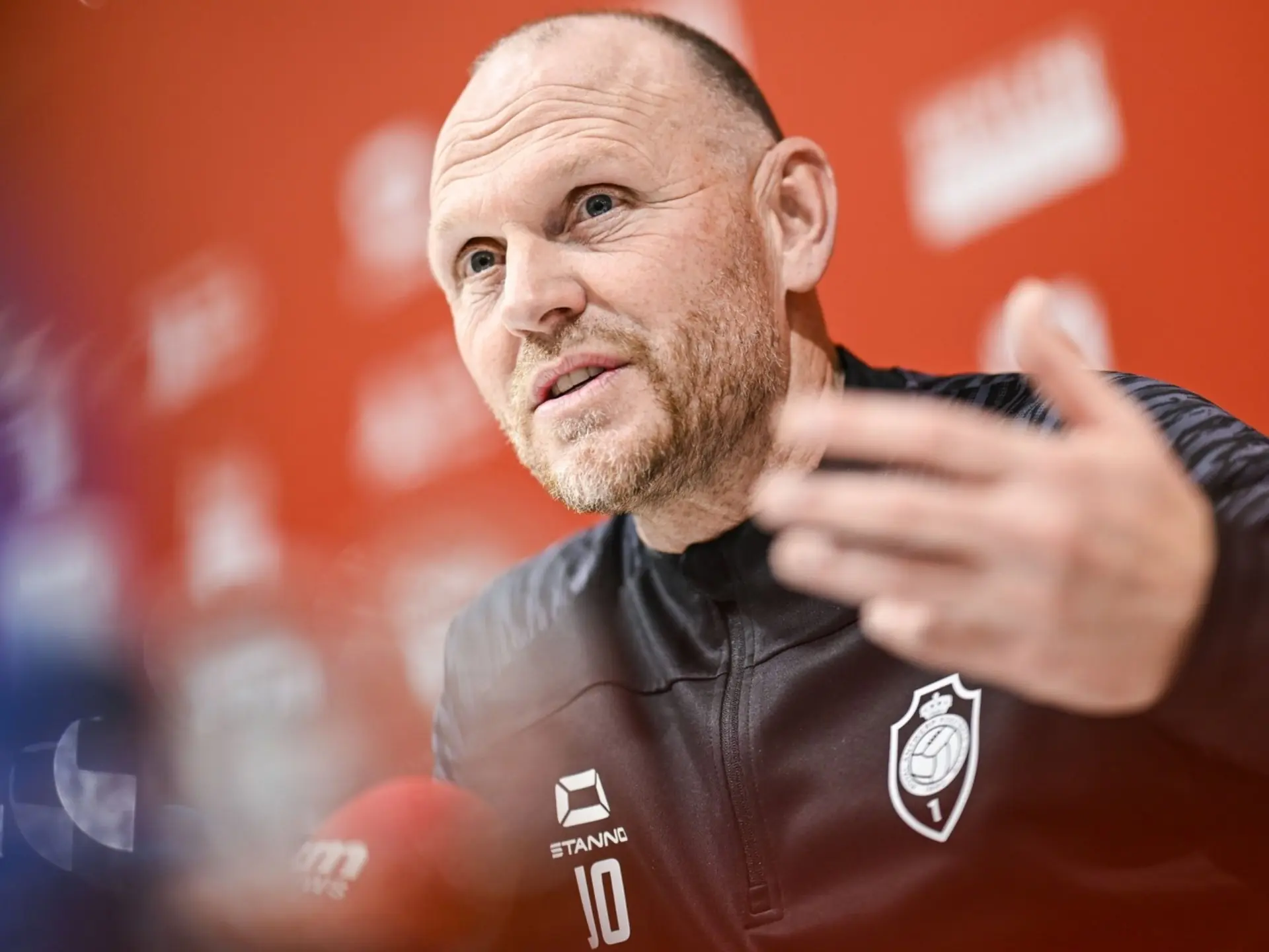 Câu lạc bộ bóng đá Royal Antwerp, đội bóng tiên phong của xứ sở Socola 3 Huấn luyện viên hiện tại của câu lạc bộ bóng đá Royal Antwerp là ông Joseph Oosting