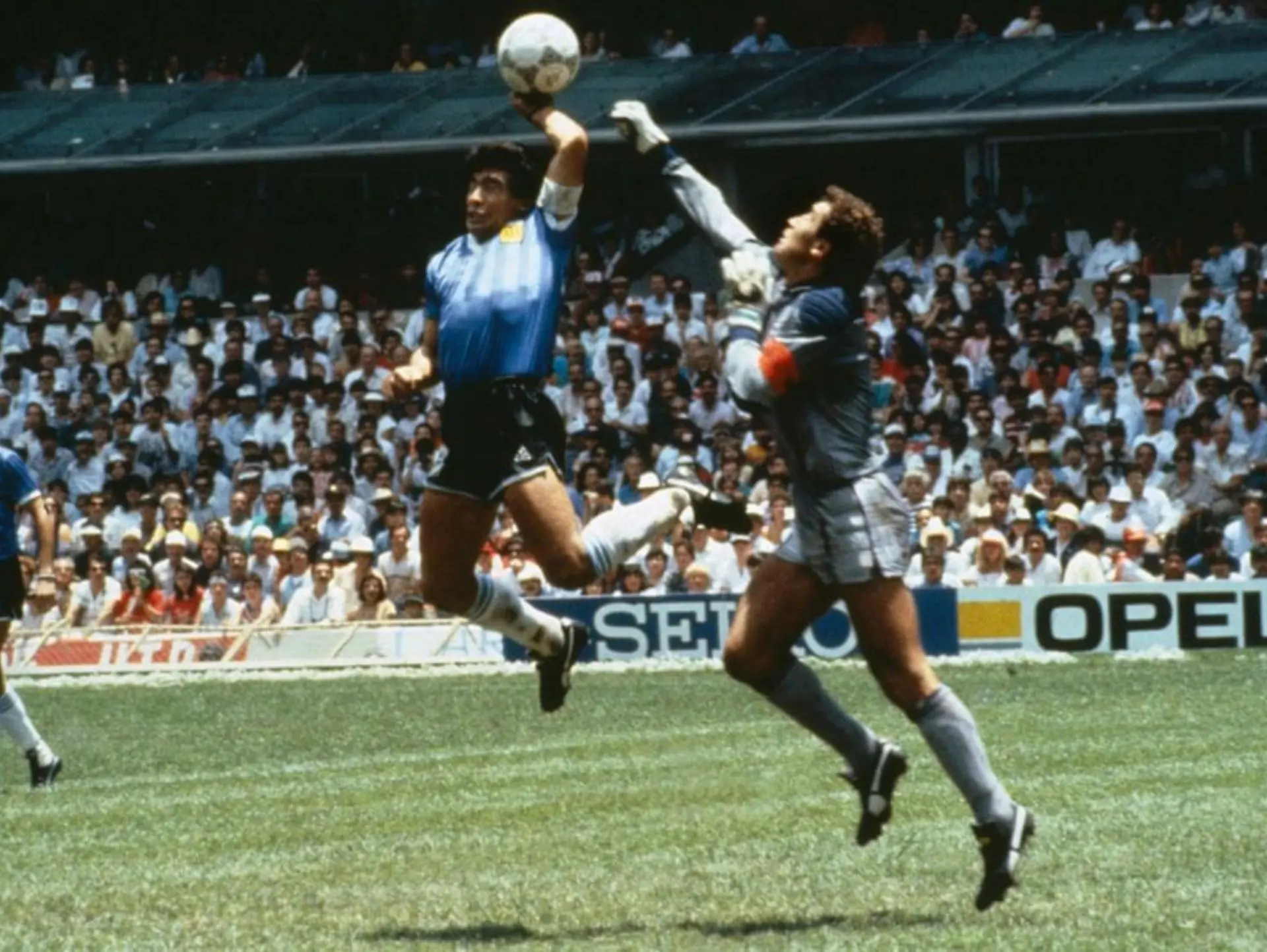 World Cup 1986 Mexico: Bàn tay của Chúa, sóng người và chung kết kịch tính 6 Maradona bàn tay của chúa tại World Cup 1986