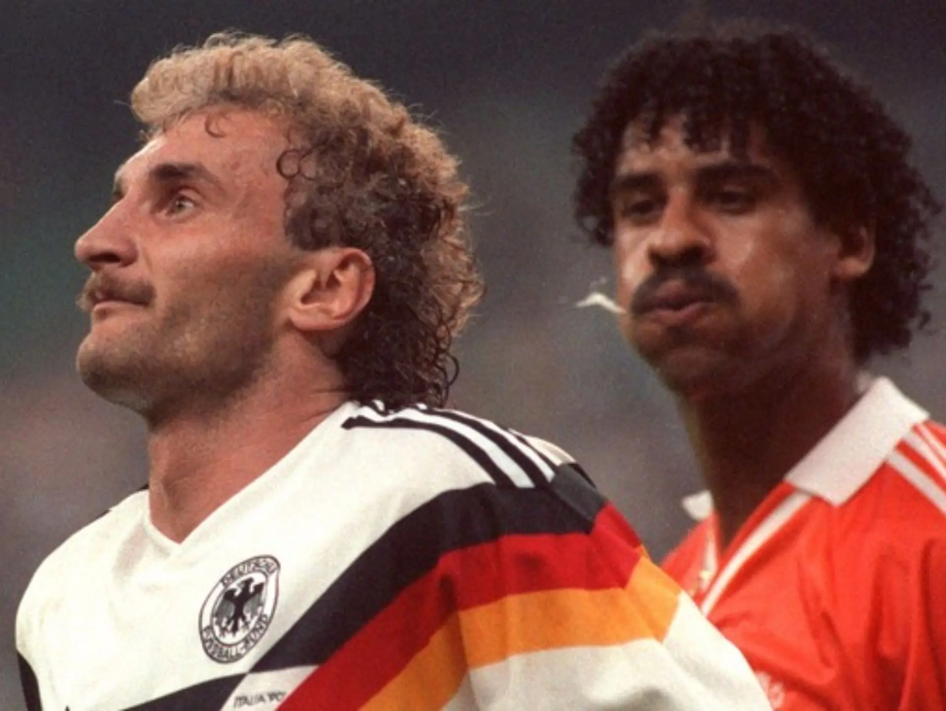 World Cup 1990: Tây Đức phục thù và ngôi sao băng Schillaci 7 Vết nhơ đáng quên khi Frank Rijkaard phun nước bọt vào tóc của Völler