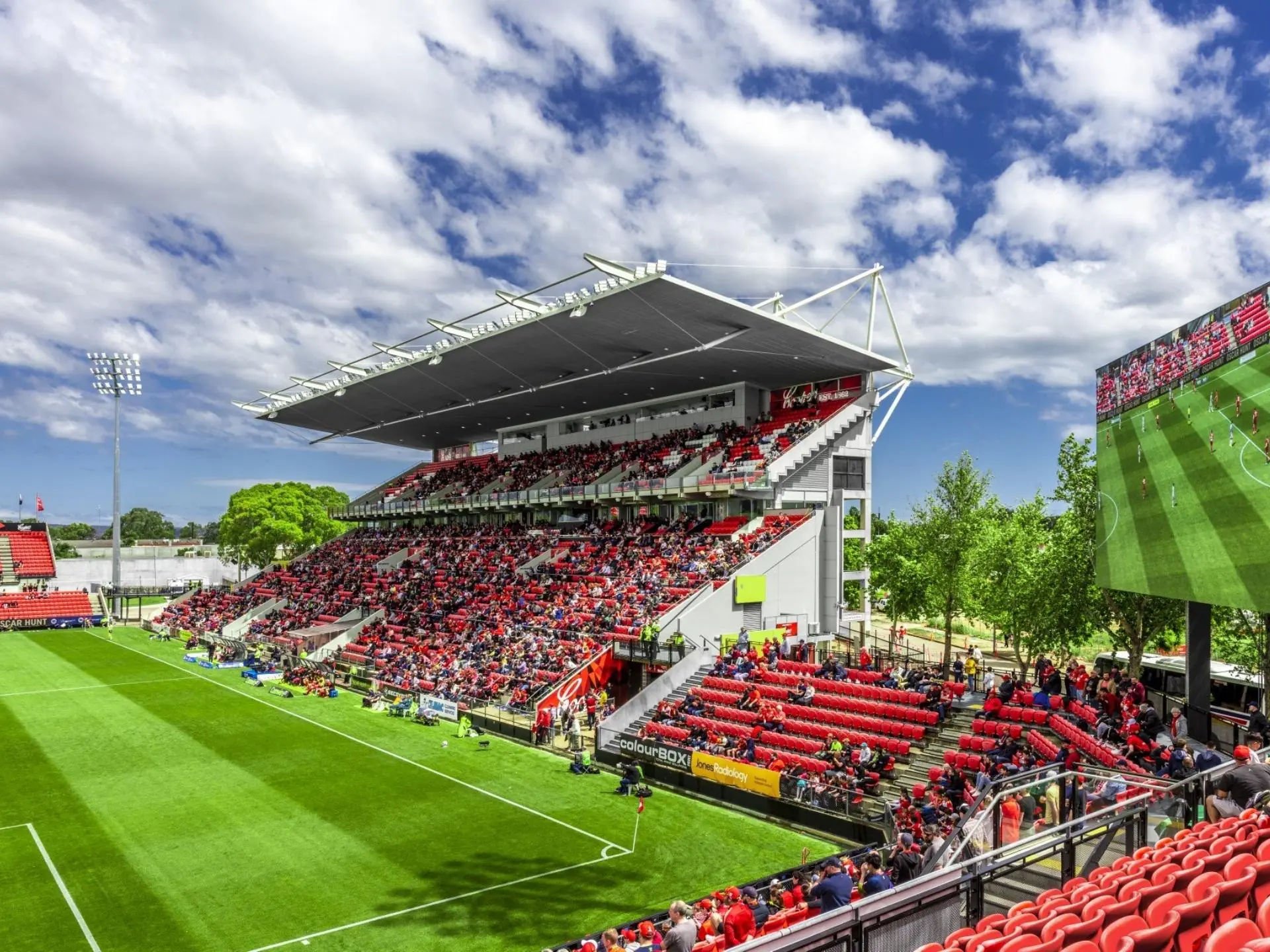 Sân nhà của câu lạc bộ bóng đá Adelaide United là sân vận động Coopers Stadium 