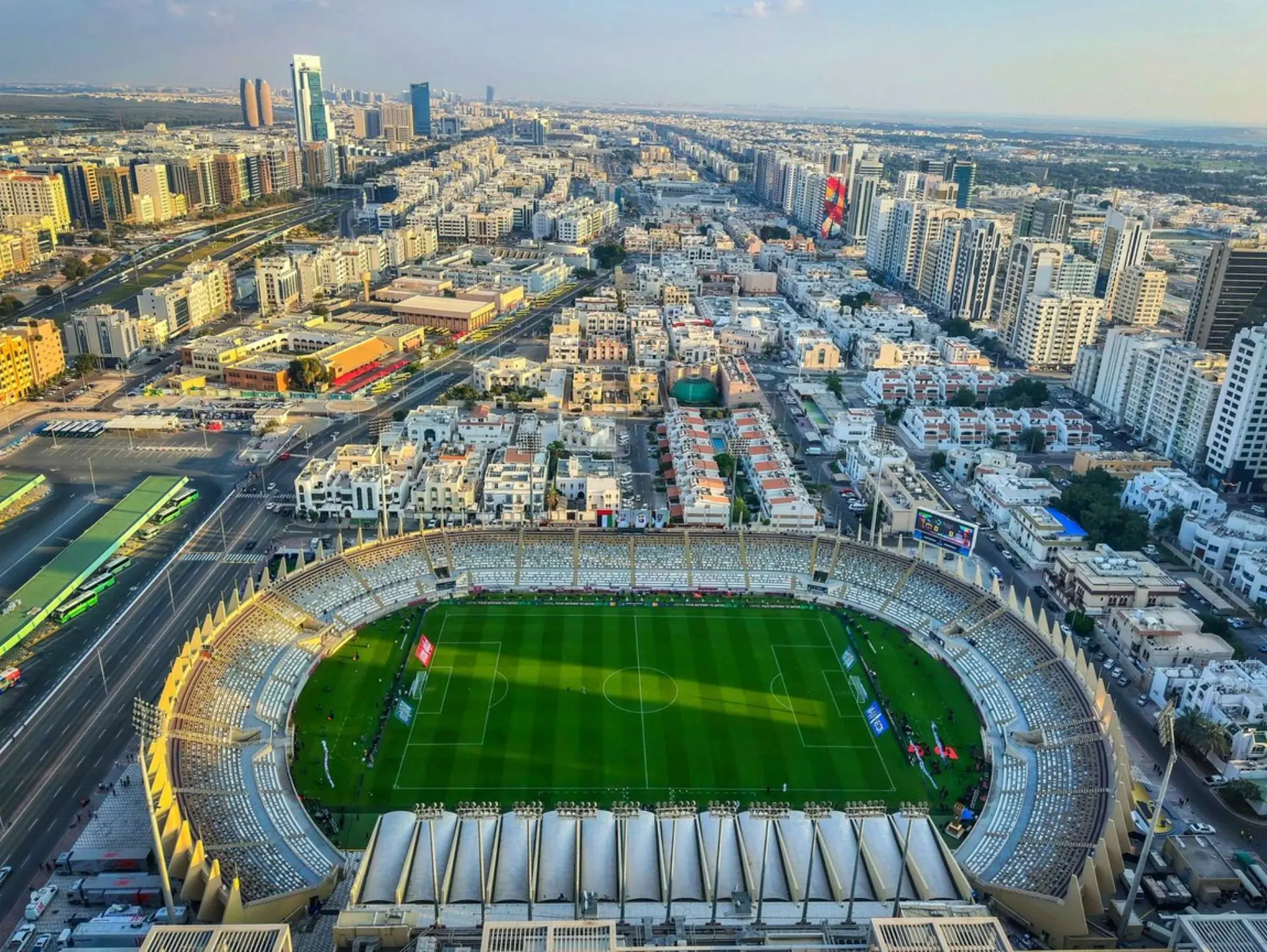 Sân nhà của câu lạc bộ bóng đá Al Wahda là sân vận động Al Nahyan
