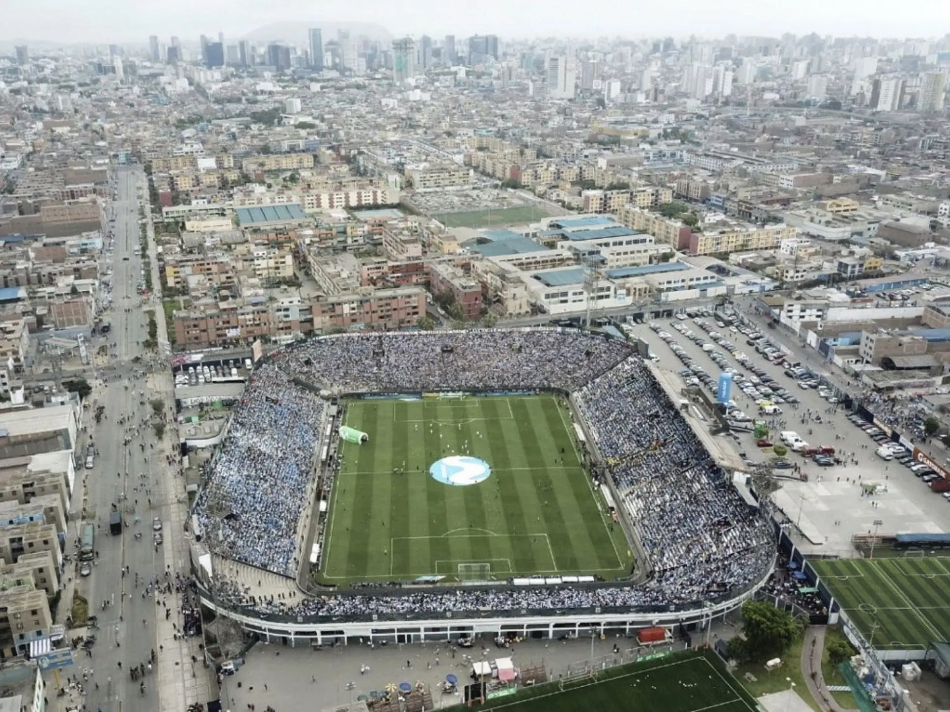 Sân nhà của câu lạc bộ bóng đá Alianza là sân vận động Alejandro Villanueva
