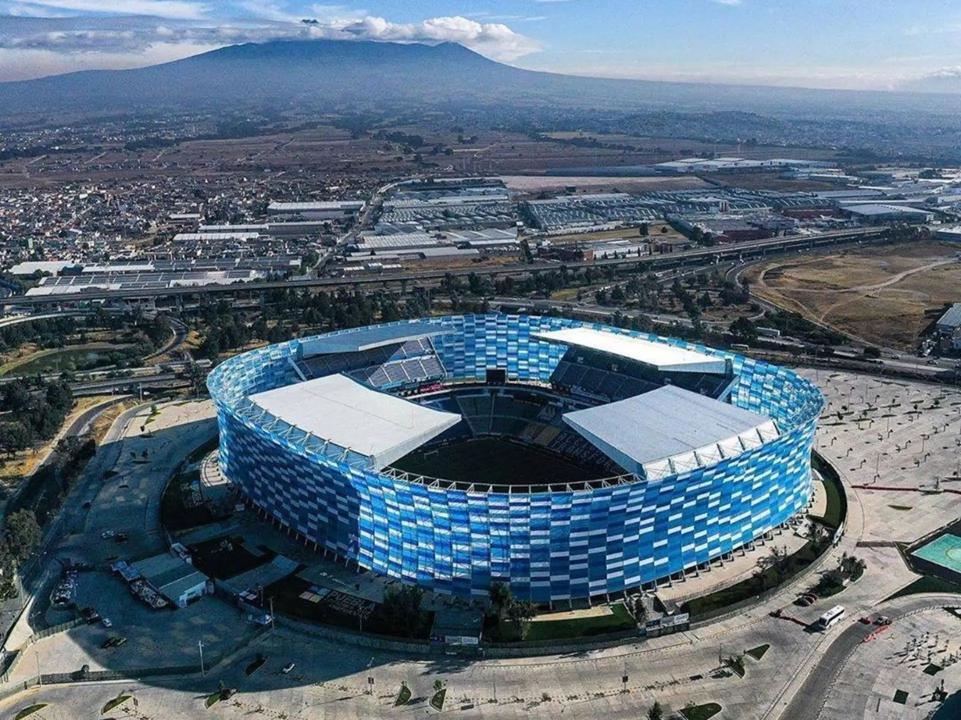Sân nhà của câu lạc bộ bóng đá Cruz Azul là sân vận động Estadio Cuauhtémoc 