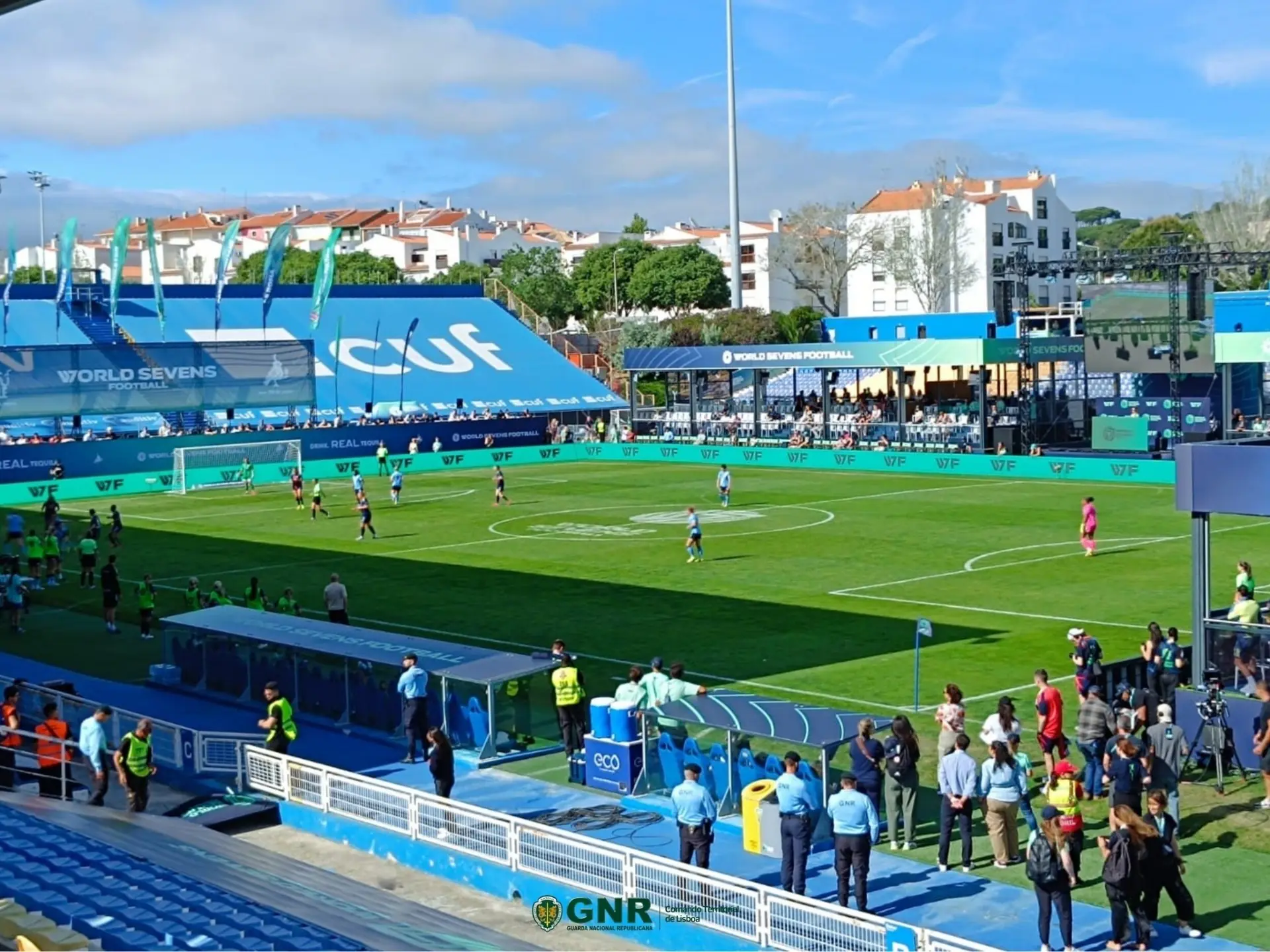 Sân nhà của câu lạc bộ bóng đá GD Estoril Praia là sân vận động António Coimbra da Mota 