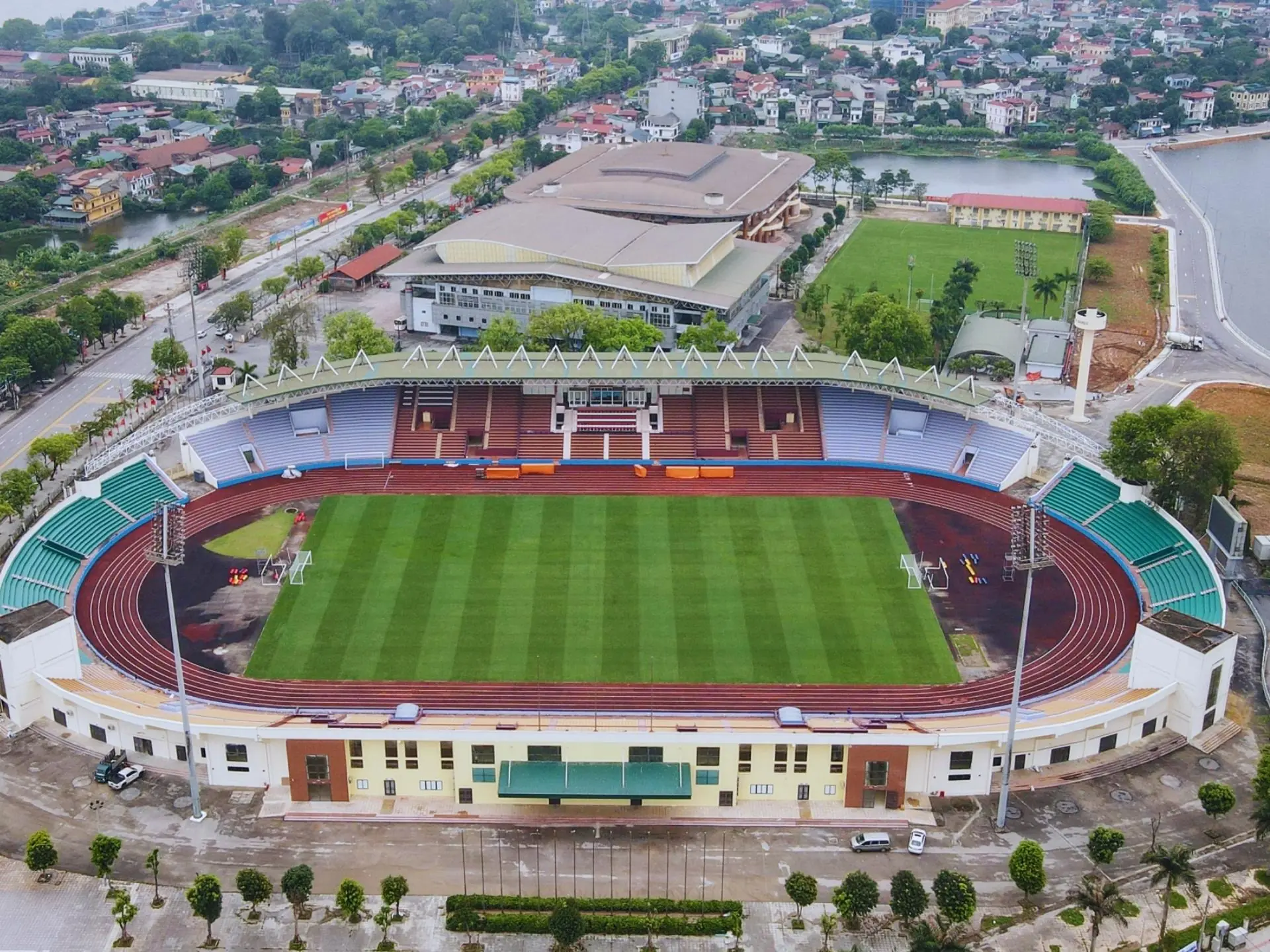 Sân nhà của câu lạc bộ bóng đá câu lạc bộ bóng đá Gia Định, nay đổi tên là câu lạc bộ bóng đá Xuân Thiện Phú Thọ là sân vận động Việt Trì 