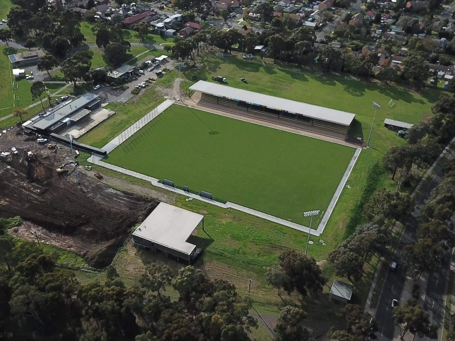 Sân nhà của câu lạc bộ bóng đá Heidelberg United là sân vận động Olympic Village 