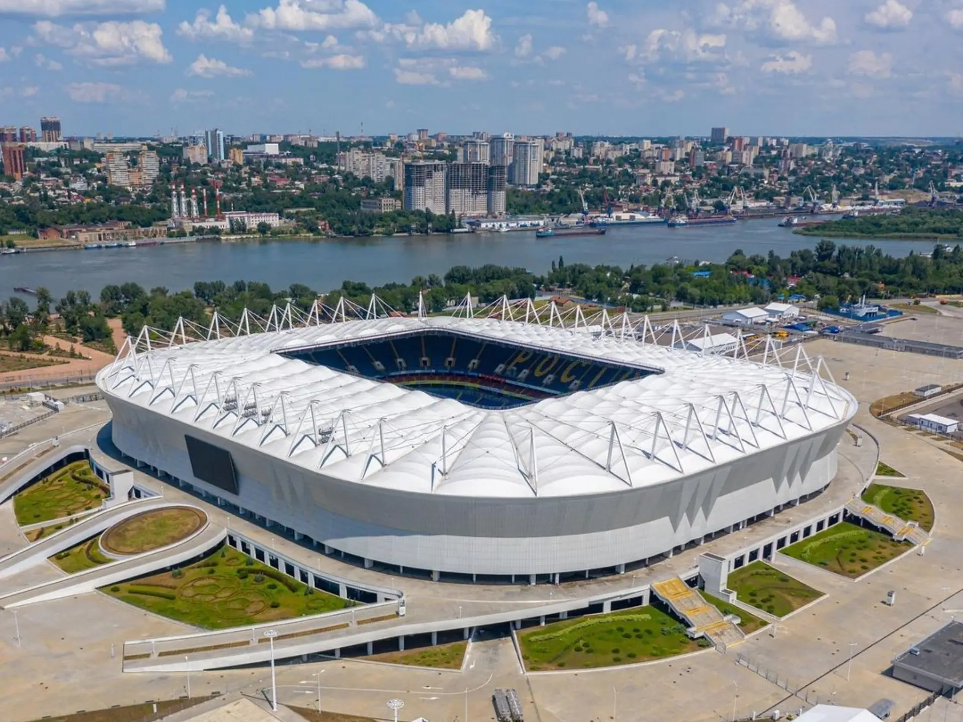 Sân nhà của câu lạc bộ bóng đá Rostov là sân vận động Rostov Arena
