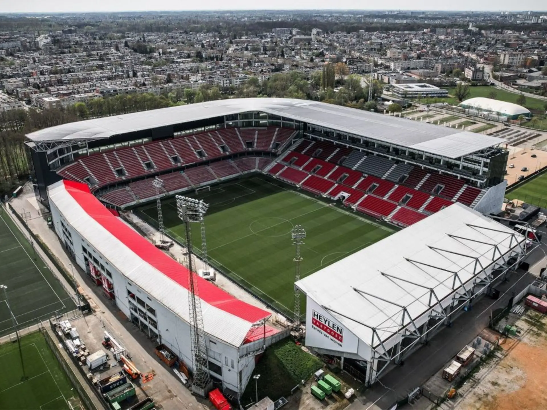 Câu lạc bộ bóng đá Royal Antwerp, đội bóng tiên phong của xứ sở Socola 4 Sân nhà của câu lạc bộ bóng đá Royal Antwerp là sân vận động Bosuil Stadium