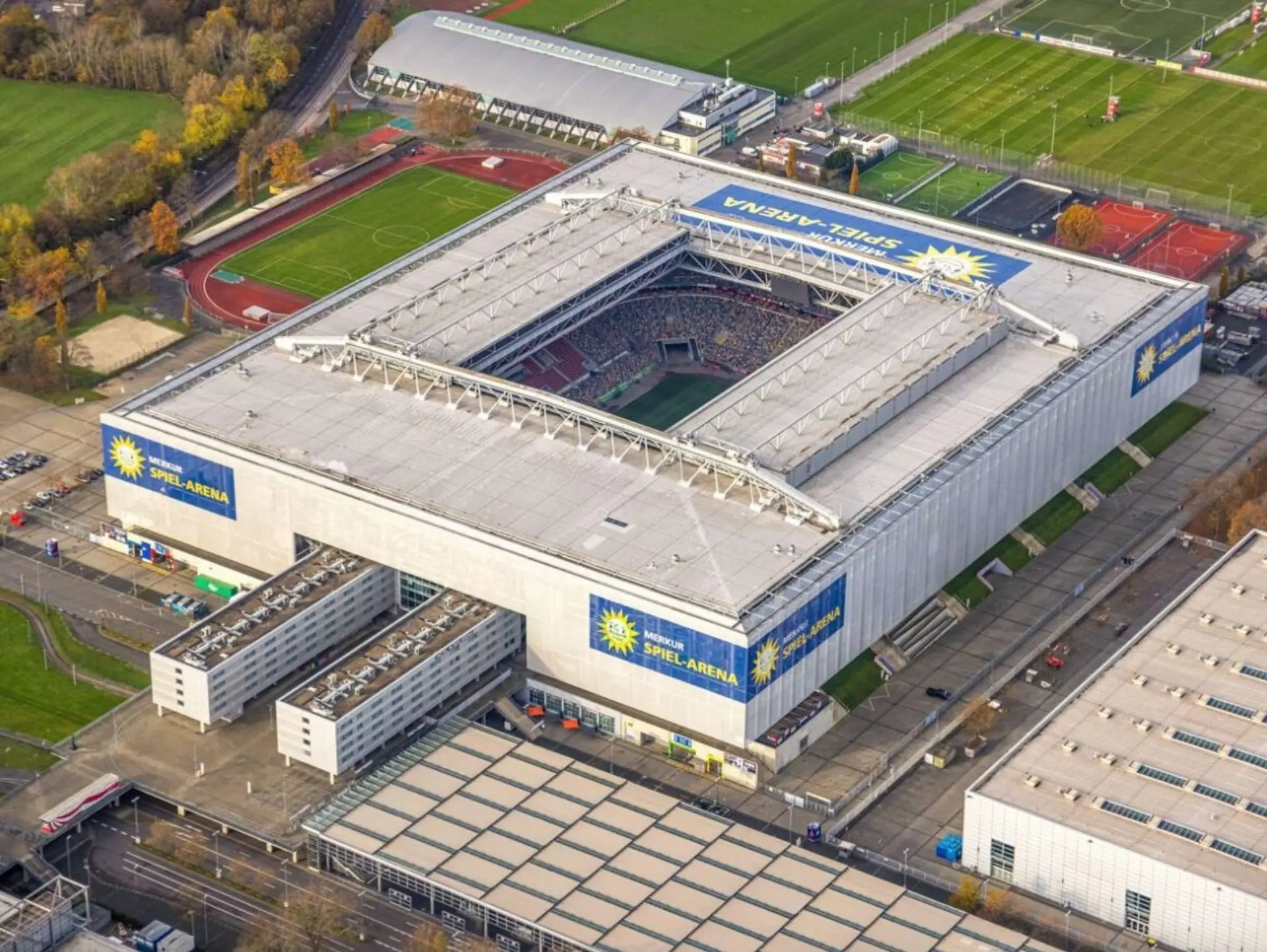 Sân nhà của câu lạc bộ bóng đá Sturm Graz là sân vận động Merkur Arena 