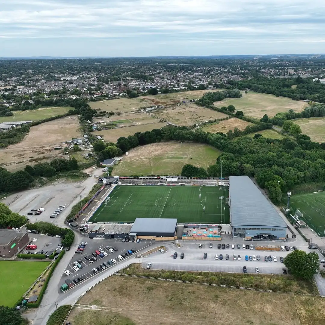 Sân nhà của câu lạc bộ bóng đá Bromley là sân vận động Hayes Lane
