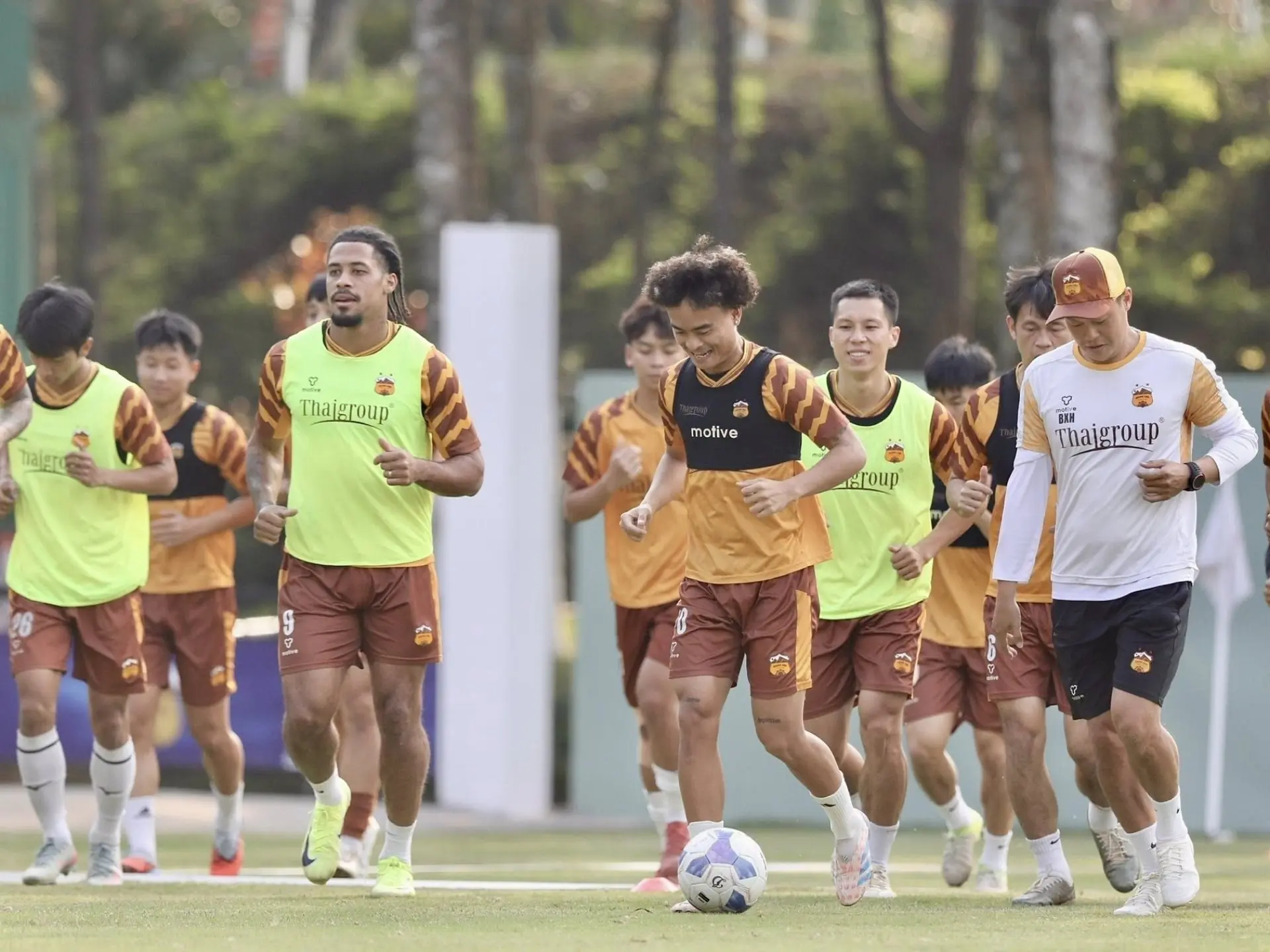 Các cầu thủ đội 1 Hoàng Anh Gia Lai đang tập luyện