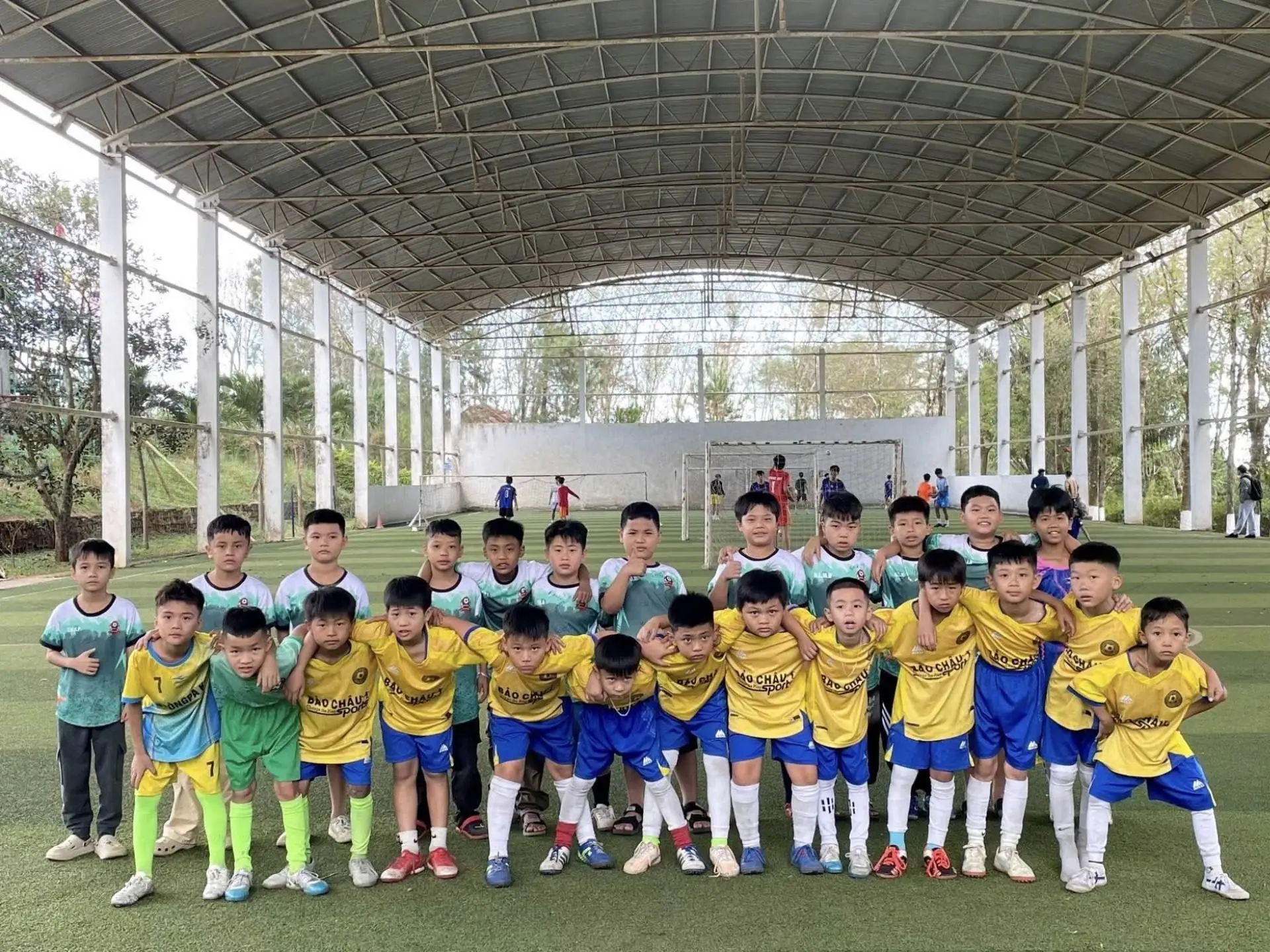 Các cầu thủ nhí thi đấu giao hữu tại học viện bóng đá Hoàng Anh Gia Lai