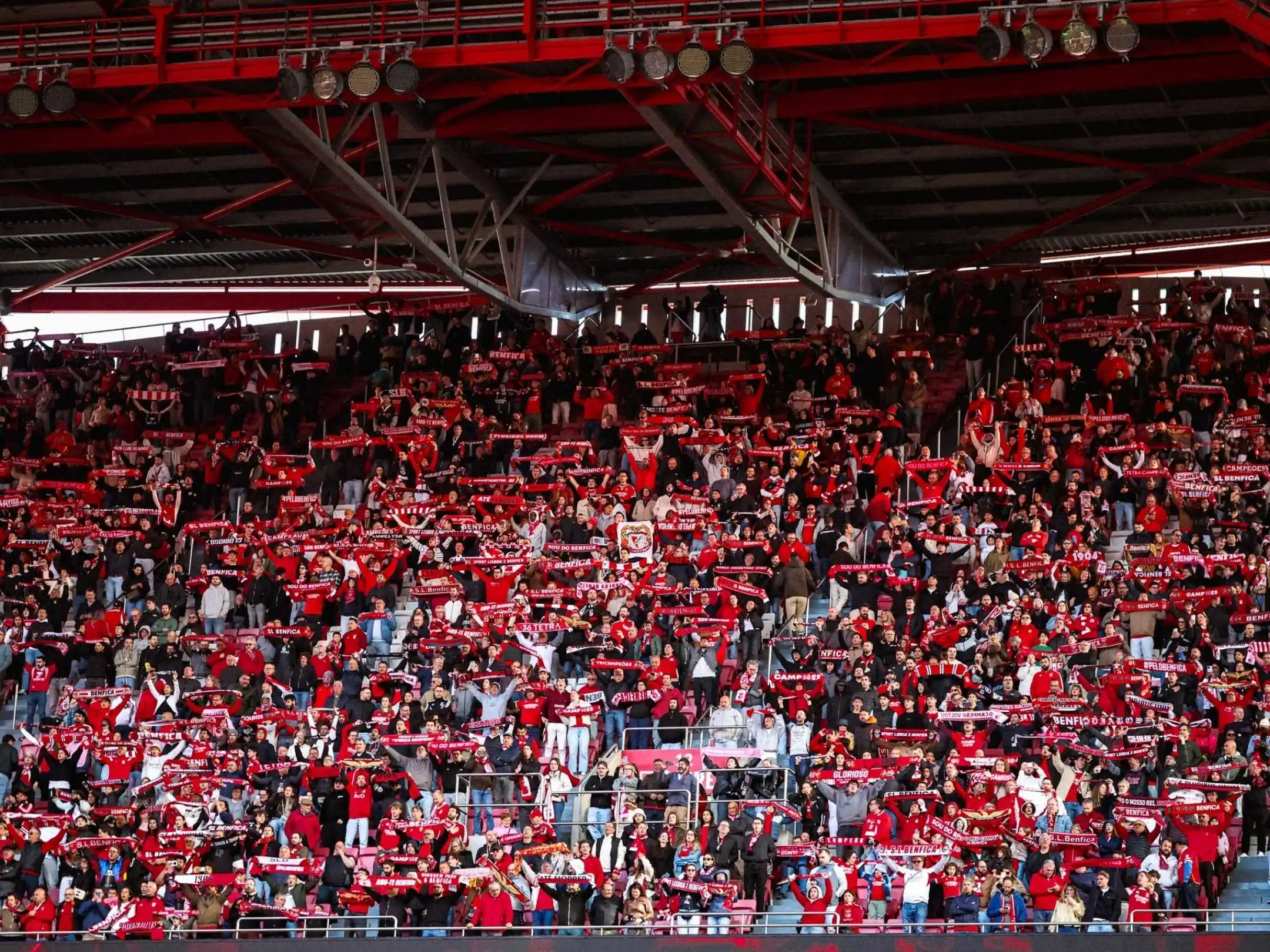 Các cổ động viên của Benfica luôn đến kín sân để cổ vũ cho đội bóng