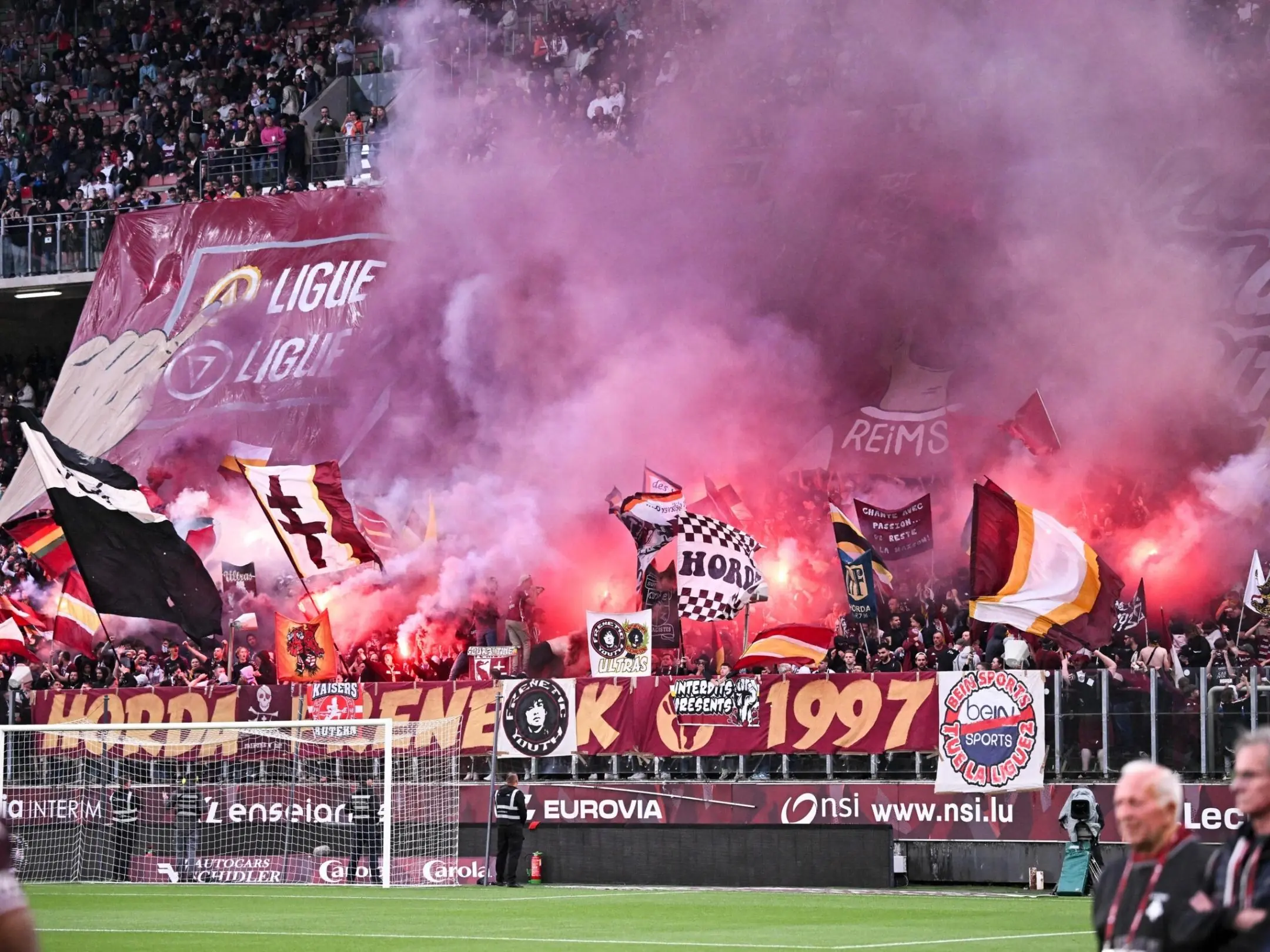 Các cổ động viên của câu lạc bộ bóng đá Metz luôn cháy hết mình vì đội bóng 