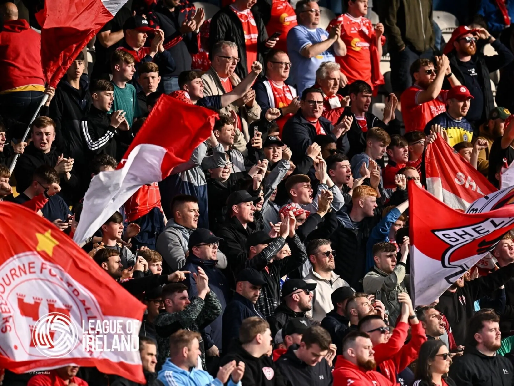 Các cổ động viên cuồng nhiệt của câu bộ bóng đá Shelbourne