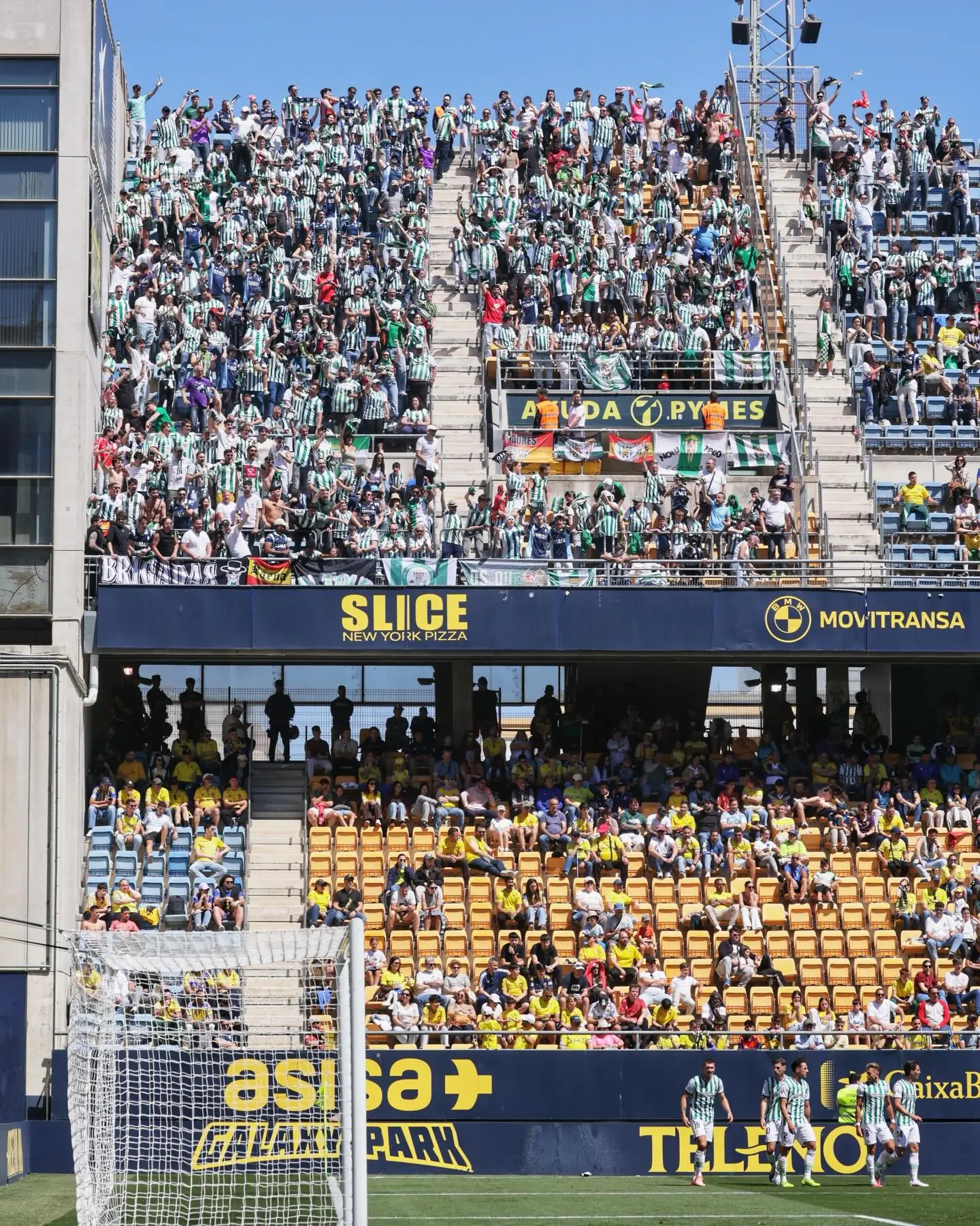 Các cổ động viên của câu lạc bộ Cordoba luôn đến sân và cổ vũ hết mình cho đội bóng