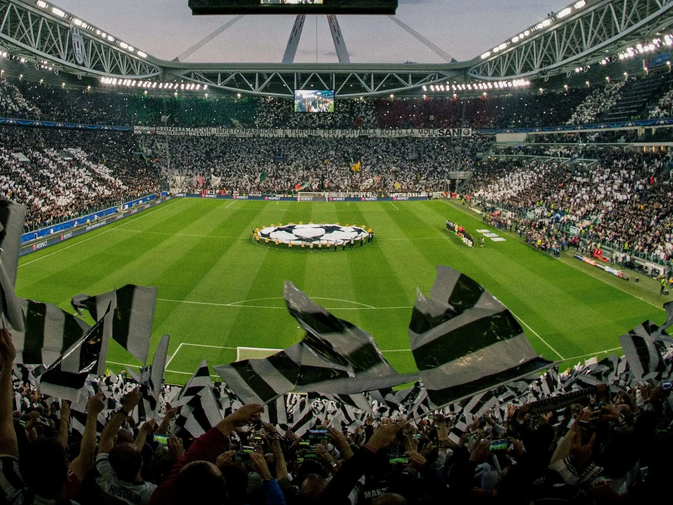Các cổ động viên của Juventus nổi tiếng với phong cách cổ vũ cuồng nhiệt, cháy hết mình
