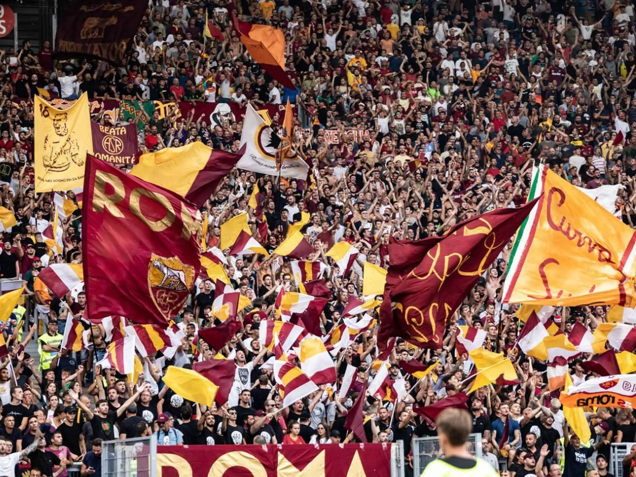 Các cổ động viên của câu lạc bộ AS Roma luôn mang đến những màn cổ động cực kỳ máu lửa