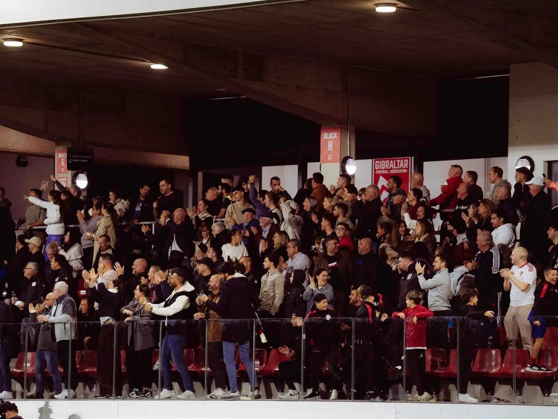 Các cổ động viên cuồng nhiệt của câu lạc bộ bóng đá Lincoln Red Imps