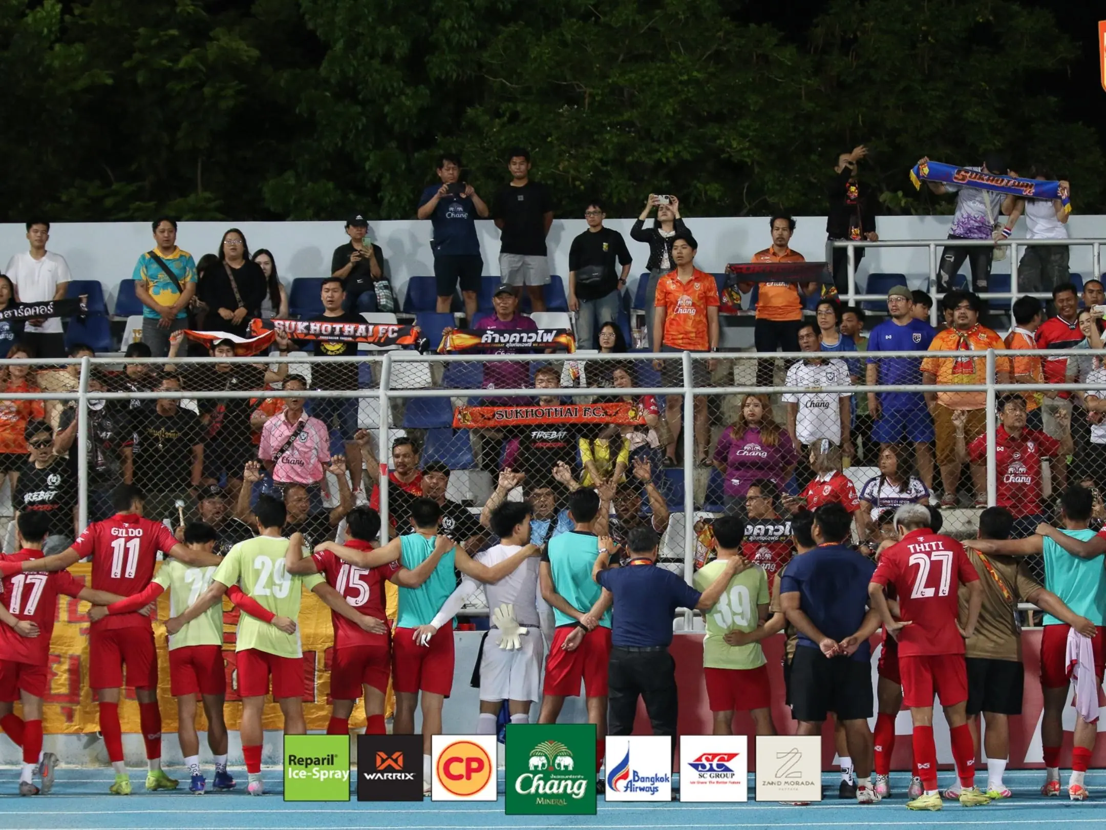 Các cổ động viên của Sukhothai nổi tiếng với phong cách cổ vũ rực cháy