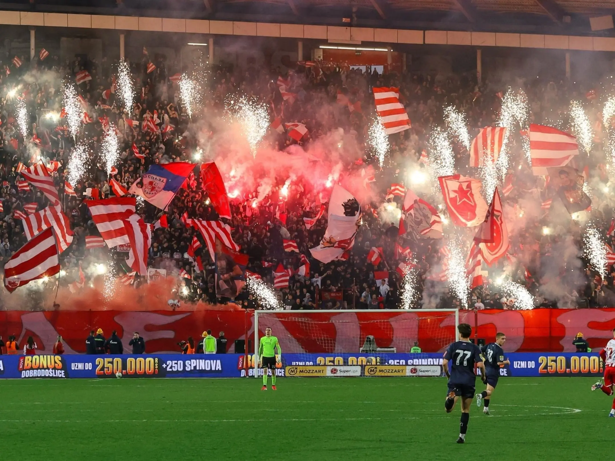 Các cổ động viên của câu lạc bộ Sao Đỏ Belgrade luôn tạo ra bầu không khí nóng bỏng trên khán đài