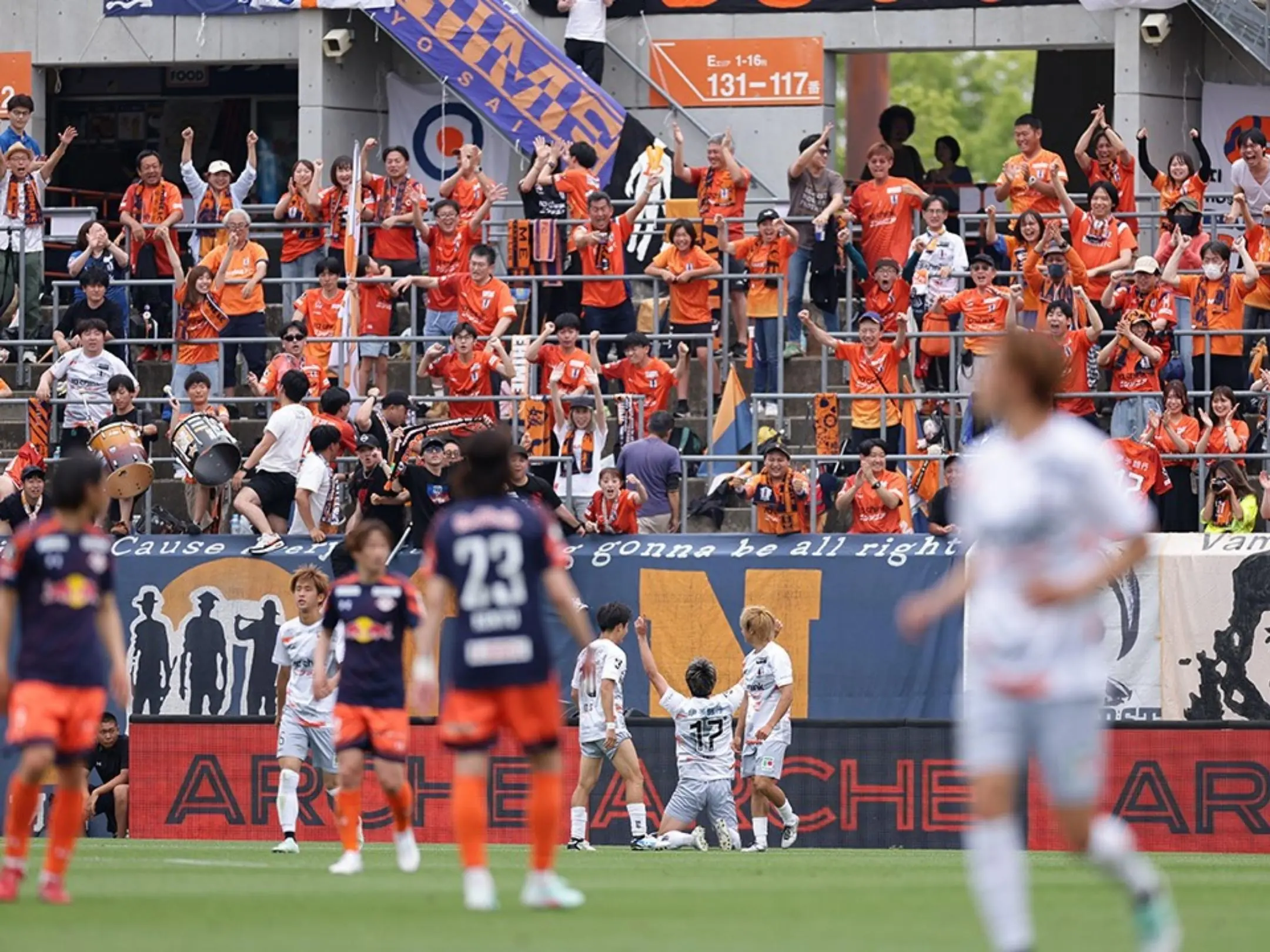 Các cổ động viên của Ehime luôn sát cánh cùng câu lạc bộ trong mọi trận đấu