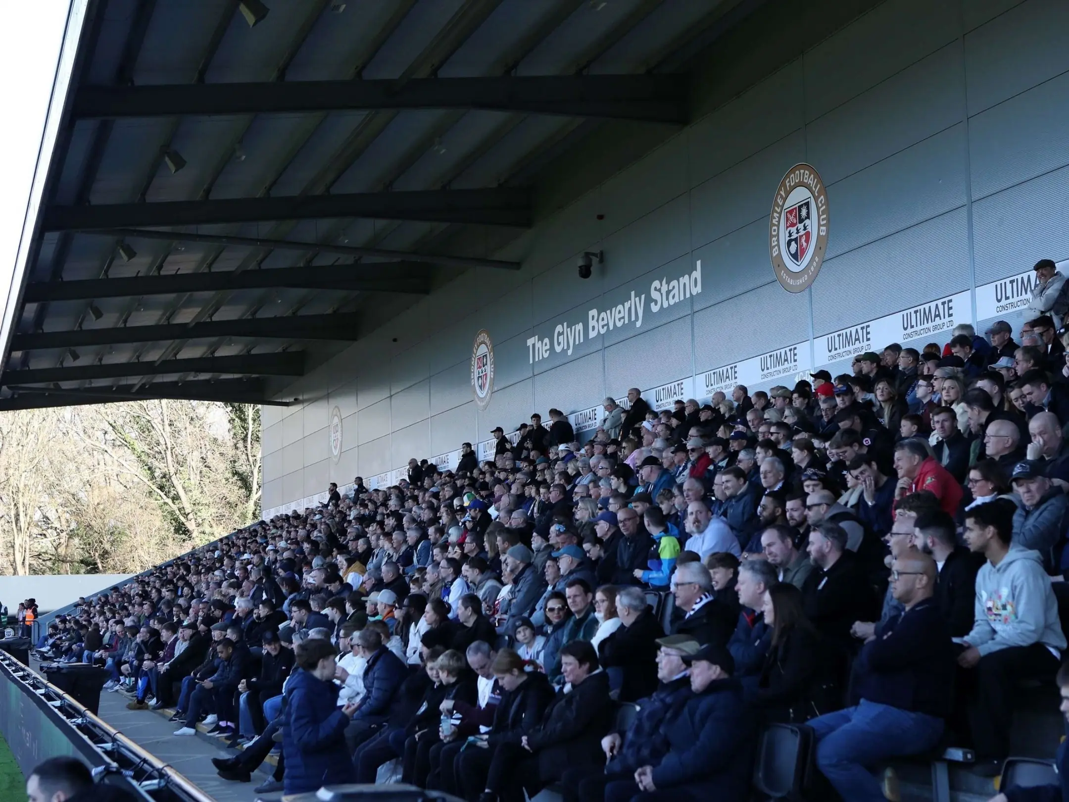 Cổ động viên của câu lạc bộ bóng đá Bromley nổi tiếng với sự trung thành và nhiệt huyết