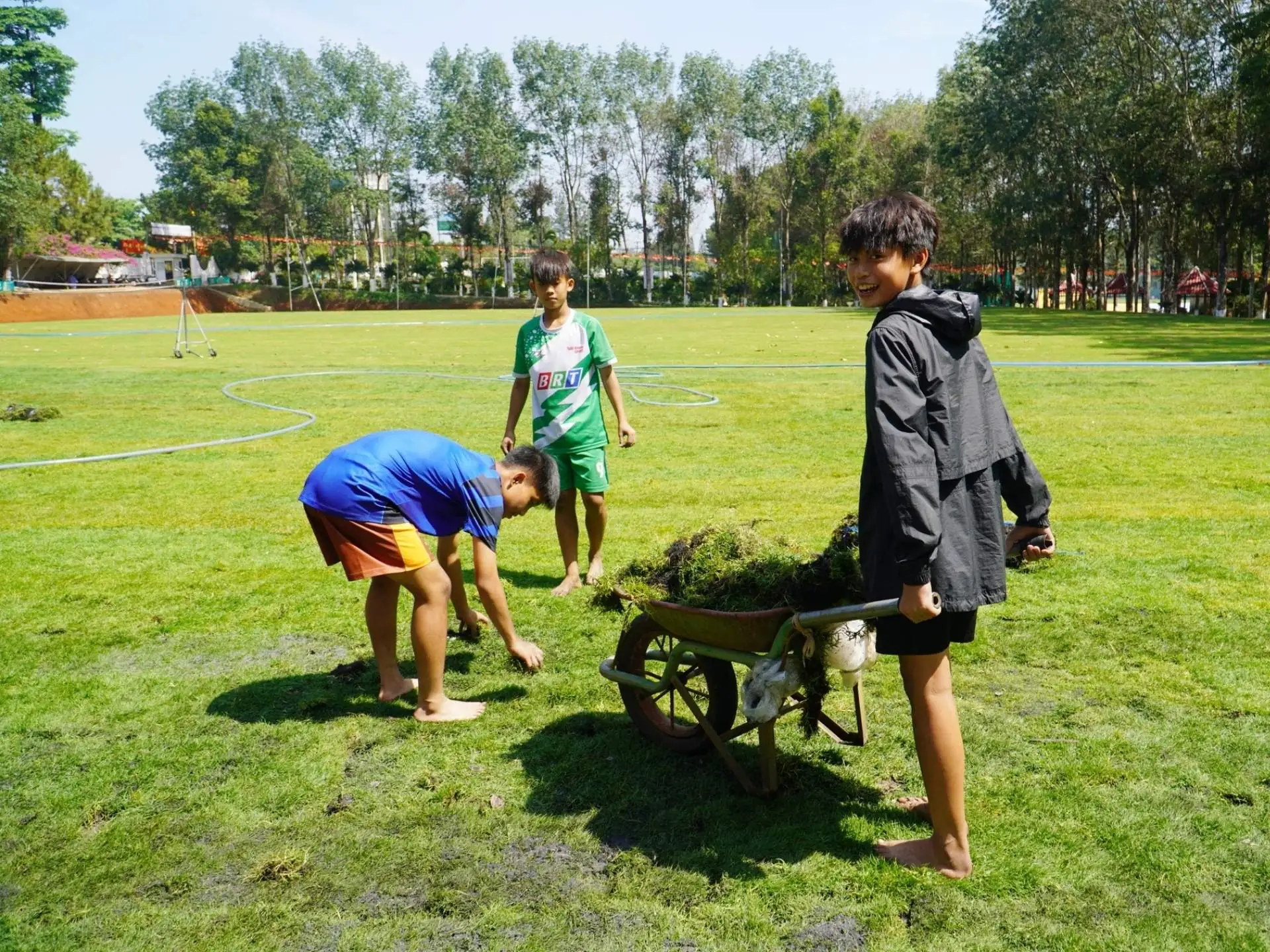 Các cầu thủ học viên được trải nghiệm chăm sóc sân bãi