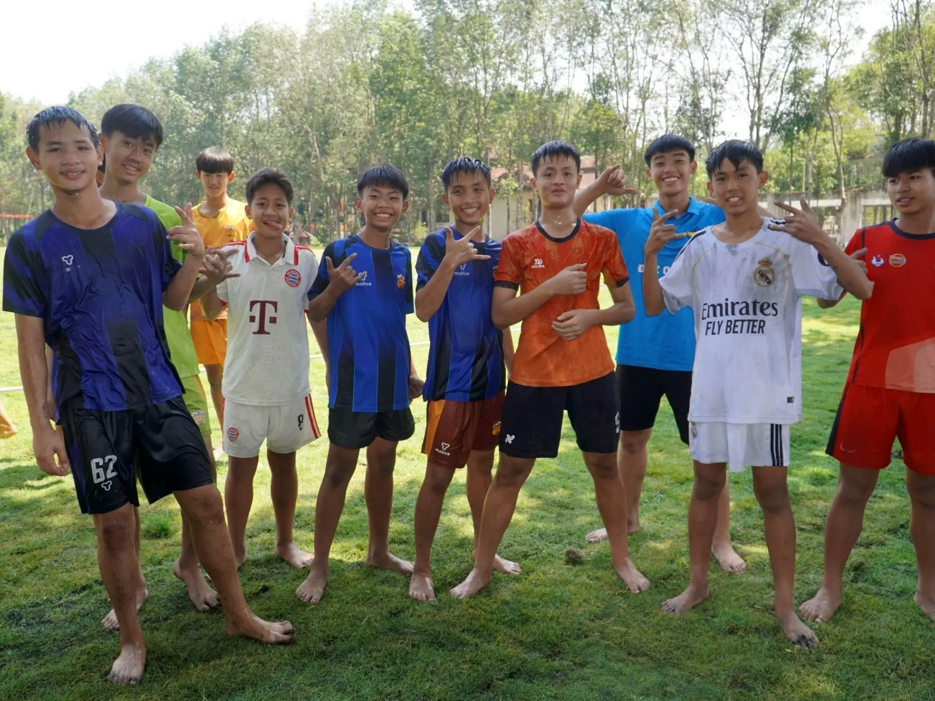 Các em học viên vừa học bóng đá vừa học và vui chơi đúng với lứa tuổi của mình