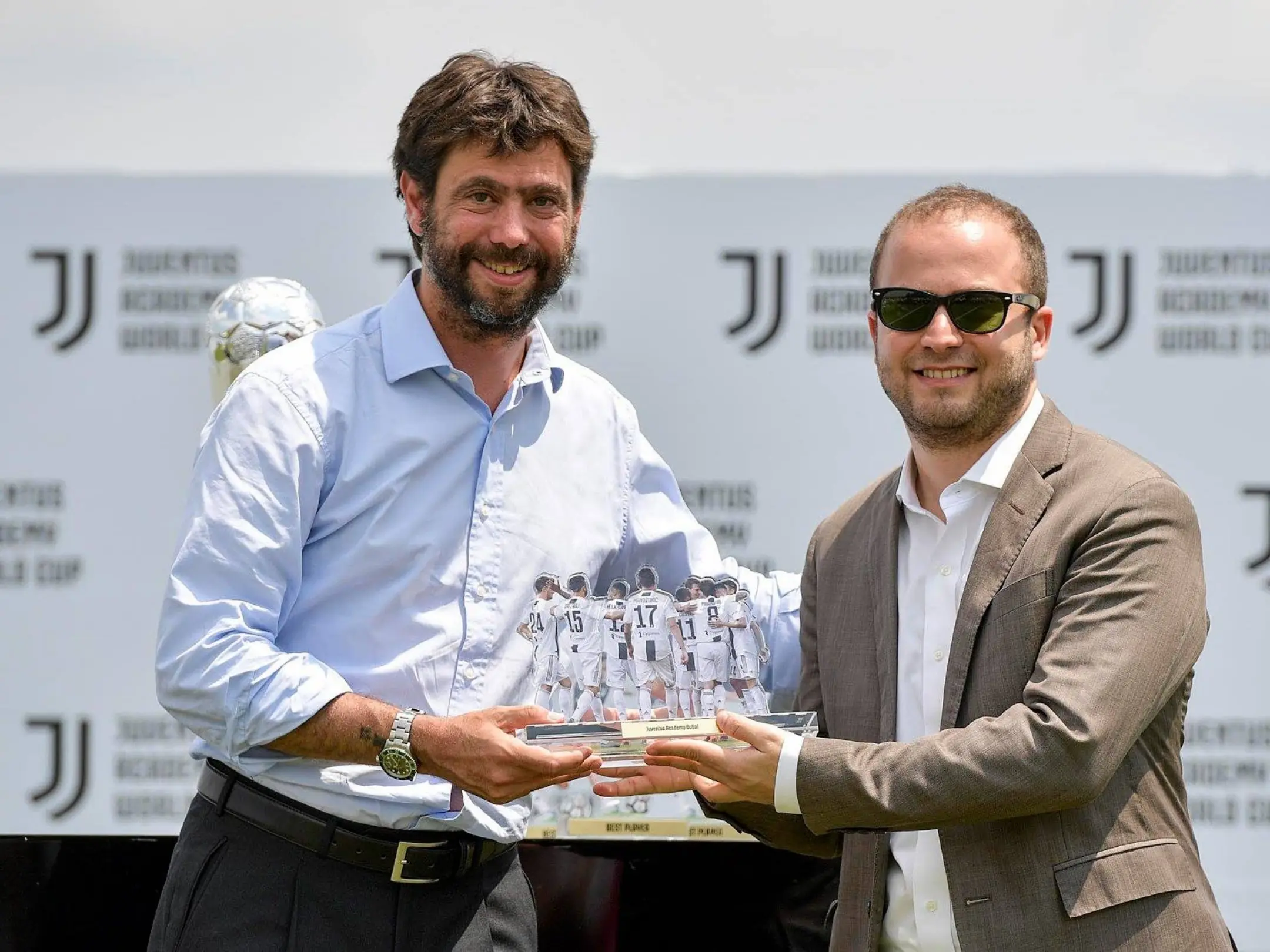 Chủ tịch của câu lạc bộ bóng đá Juventus là ông Andrea Agnelli, người đàn ông đứng bên trái ảnh
