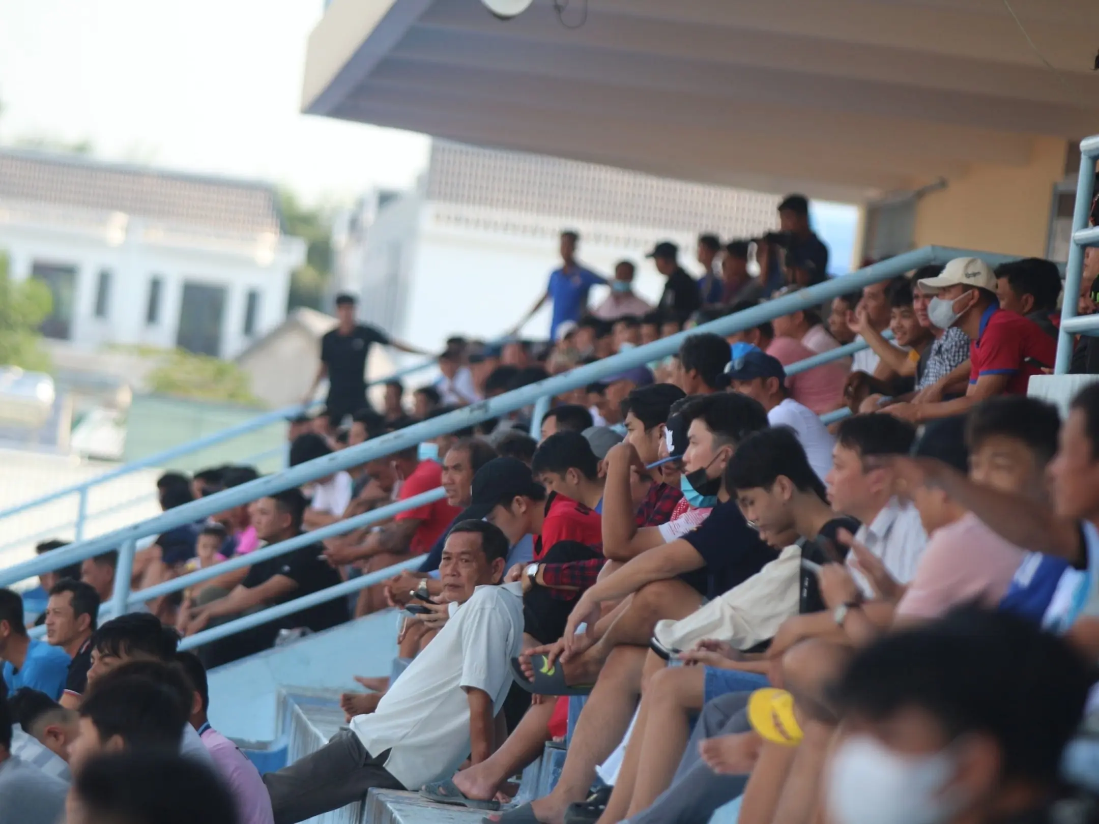 Các cổ động viên cuồng nhiệt và trung thành của câu lạc bộ Vĩnh Long đang đến sân xem bóng đá