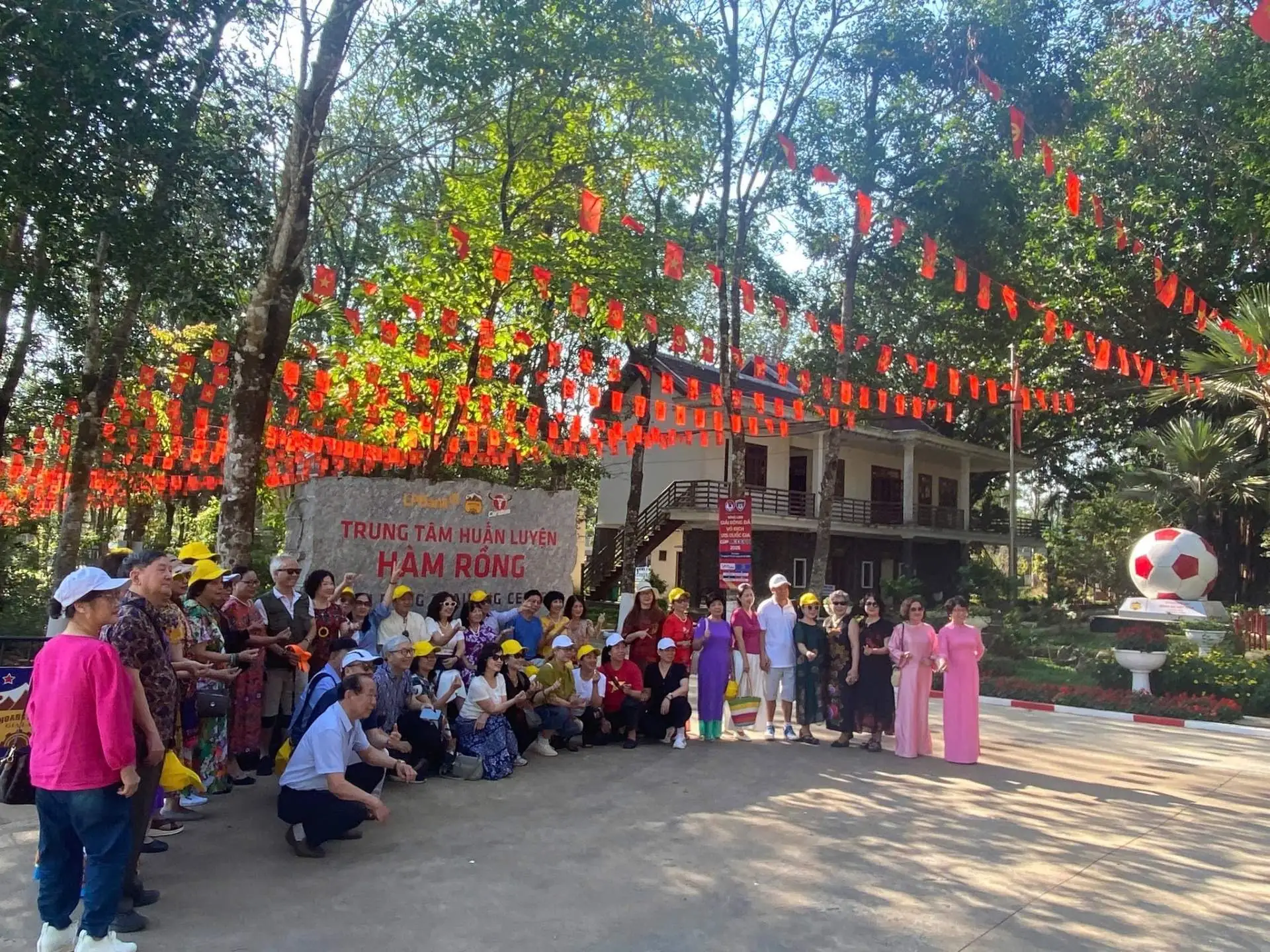 Đoàn thăm quan của các cô chú chụp hình lưu niệm tại học viện Hoàng Anh Gia Lai