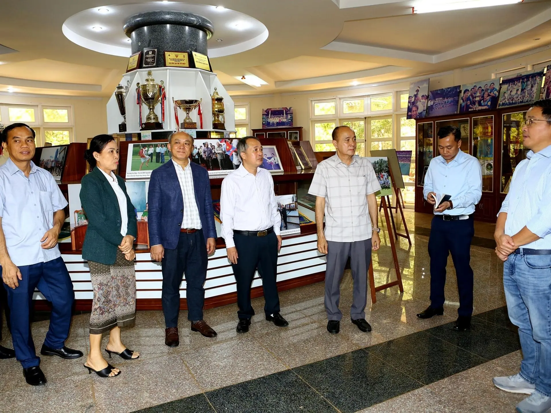 Thăm quan phòng truyền thống của học viện Hoàng Anh Gia Lai