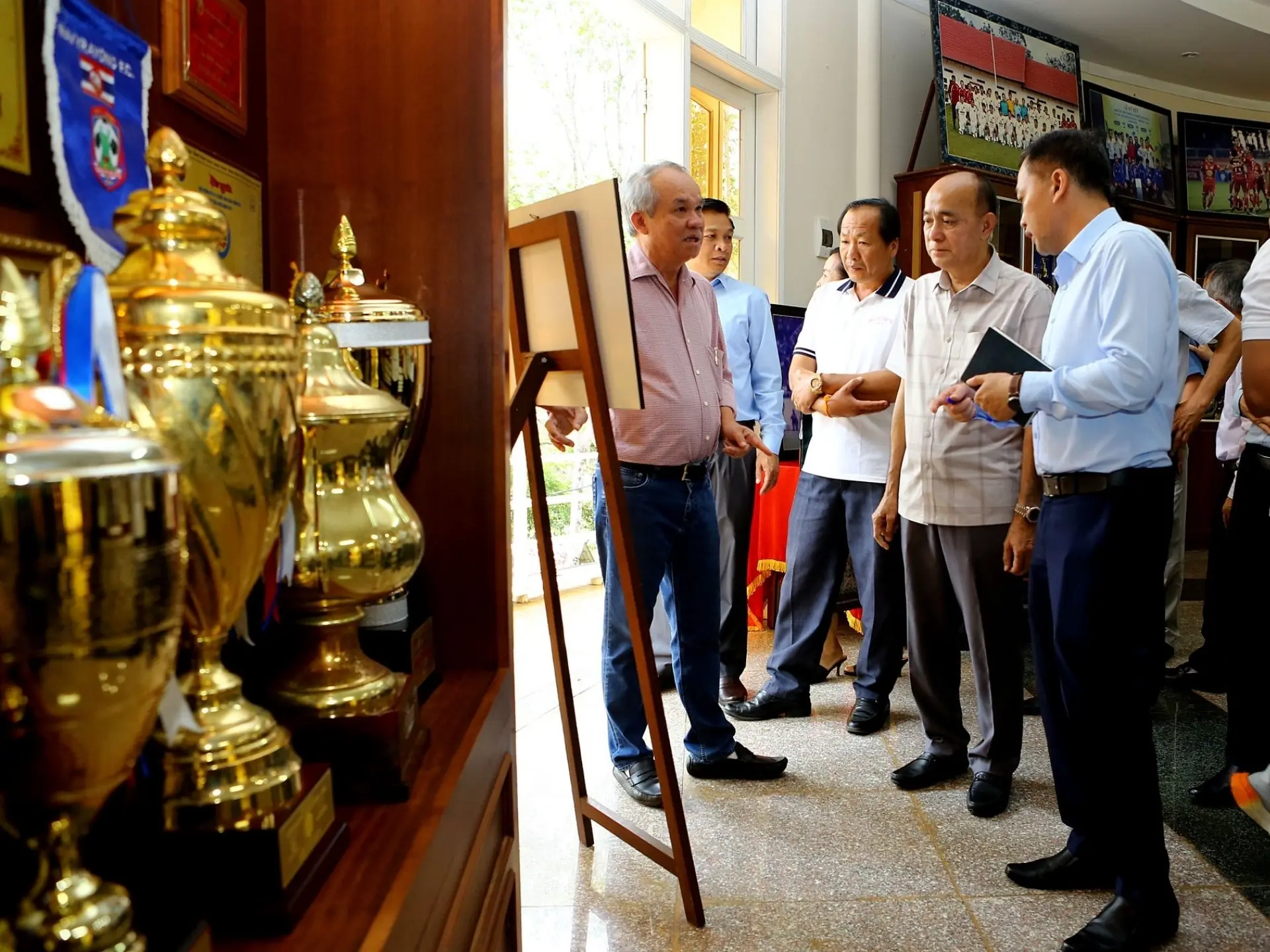 Đoàn thăm quan trò chuyện và chụp hình cùng Bầu Đức