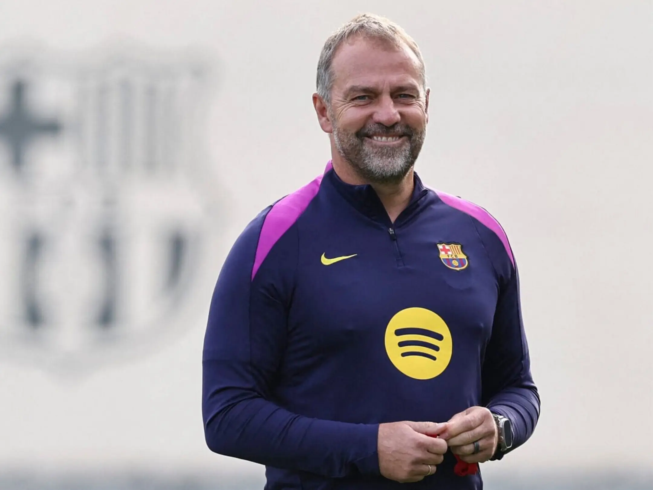 Huấn luyện viên hiện tại của câu lạc bộ bóng đá Barcelona là ông HLV Hansi Flick 