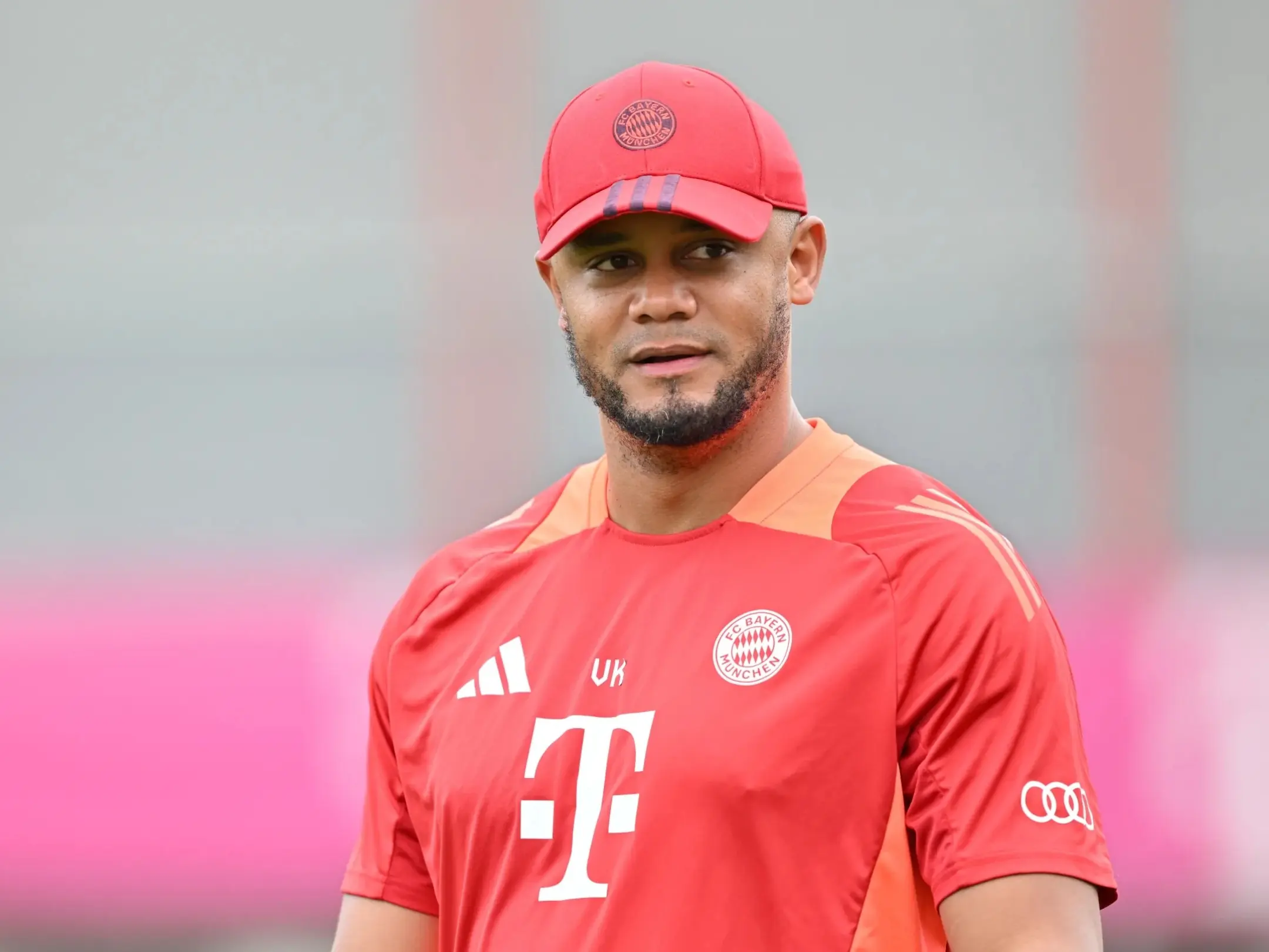 Huấn luyện viên hiện tại của câu lạc bộ bóng đá Bayern Munich là ông Vincent Kompany
