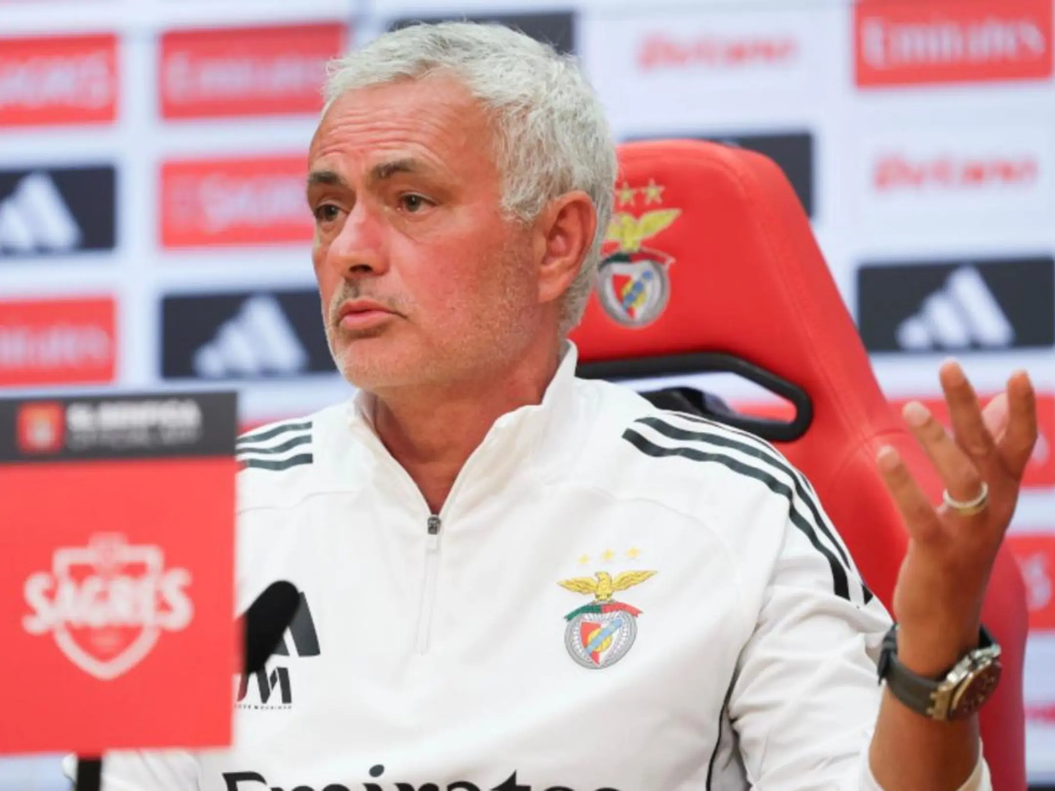 Huấn luyện viên hiện tại của câu lạc bộ bóng đá Benfica là ông Jose Mourinho 