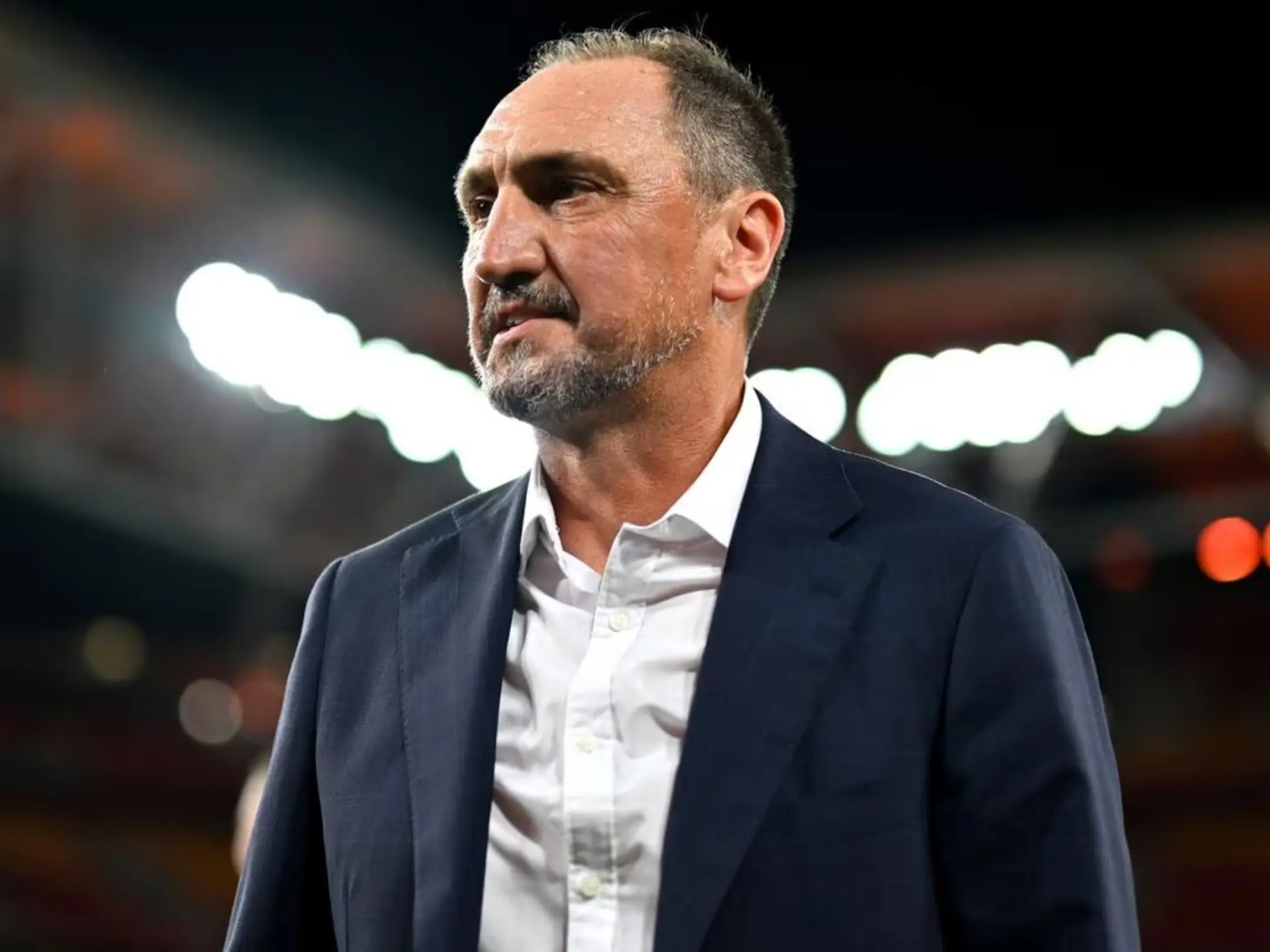 Huấn luyện viên hiện tại của câu lạc bộ bóng đá Brisbane Roar là ông Michael Valkanis 