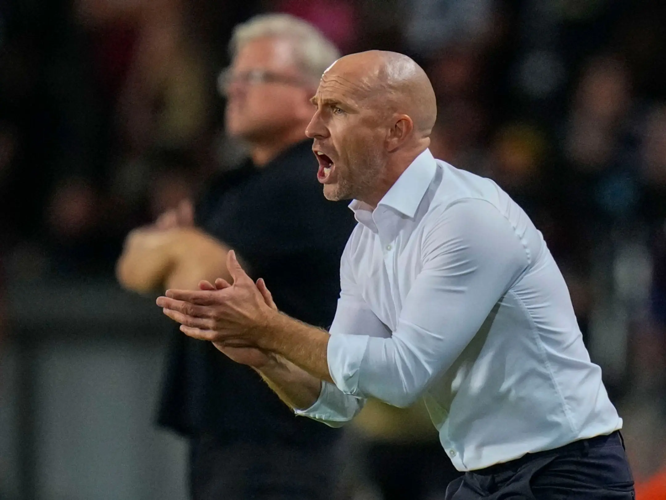 Huấn luyện viên hiện tại của câu lạc bộ bóng đá Columbus Crew là ông Henrik Rydström 