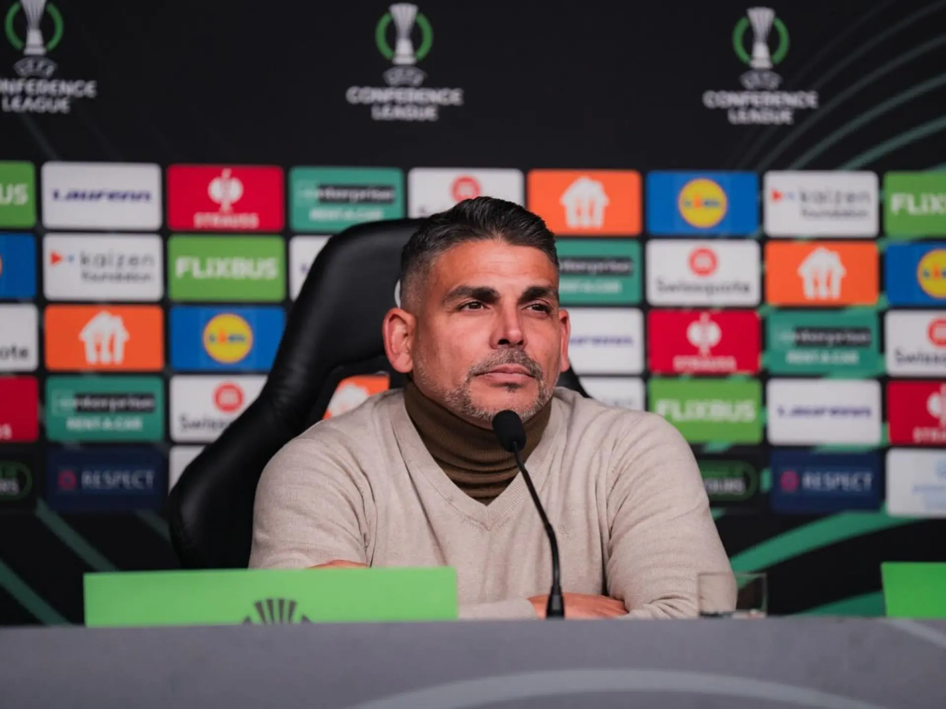 Huấn luyện viên hiện tại của câu lạc bộ bóng đá Lincoln Red Imps là ông Juanjo Bezares 