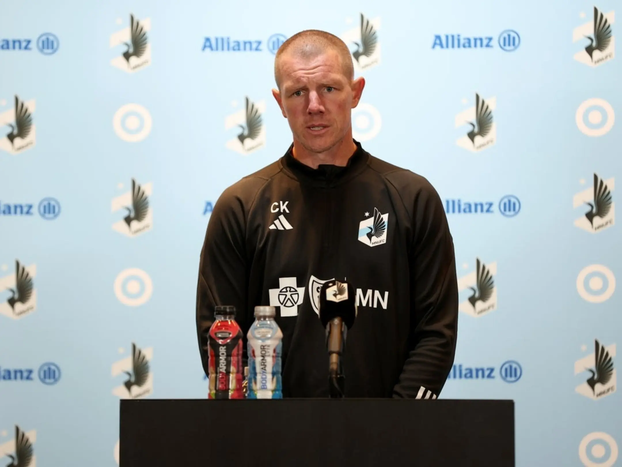 Huấn luyện viên hiện tại của câu lạc bộ bóng đá Minnesota United là ông Cameron Knowles
