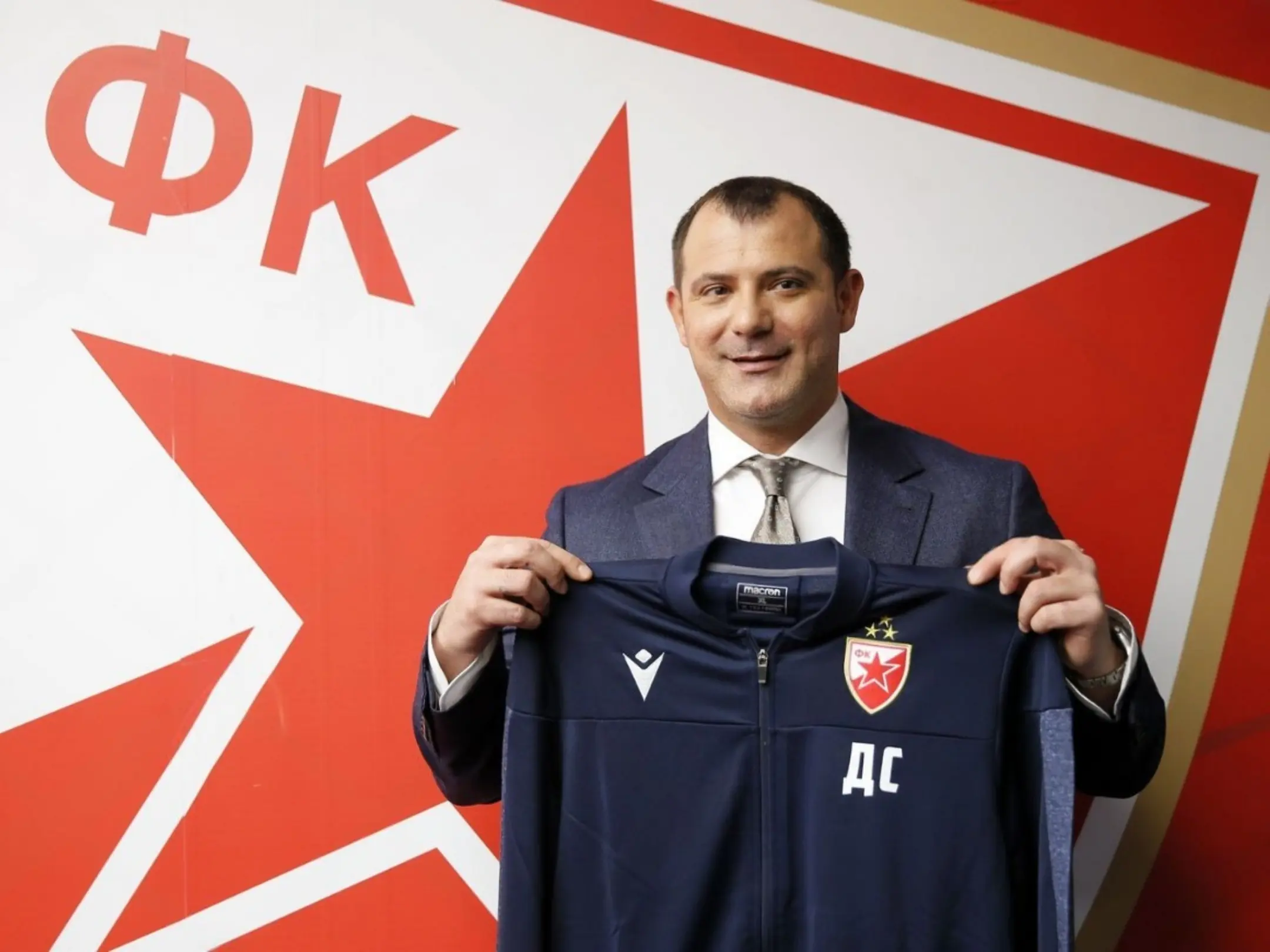 Huấn luyện viên hiện tại của câu lạc bộ bóng đá Sao Đỏ Belgrade là ông Dejan Stanković 