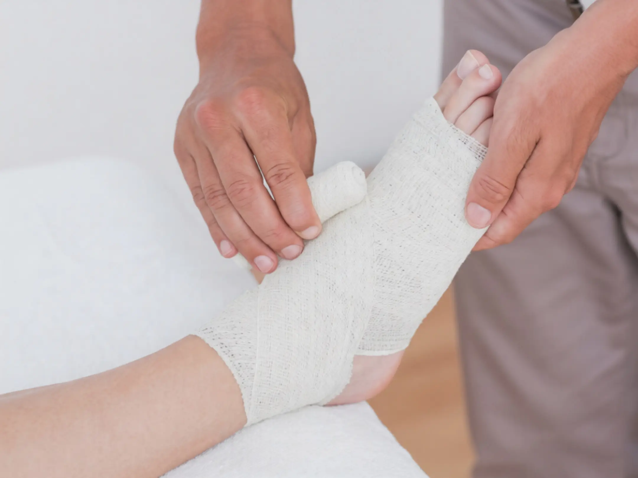 Hình ảnh hướng dẫn cách băng bó cổ chân bị chấn thương đúng cách