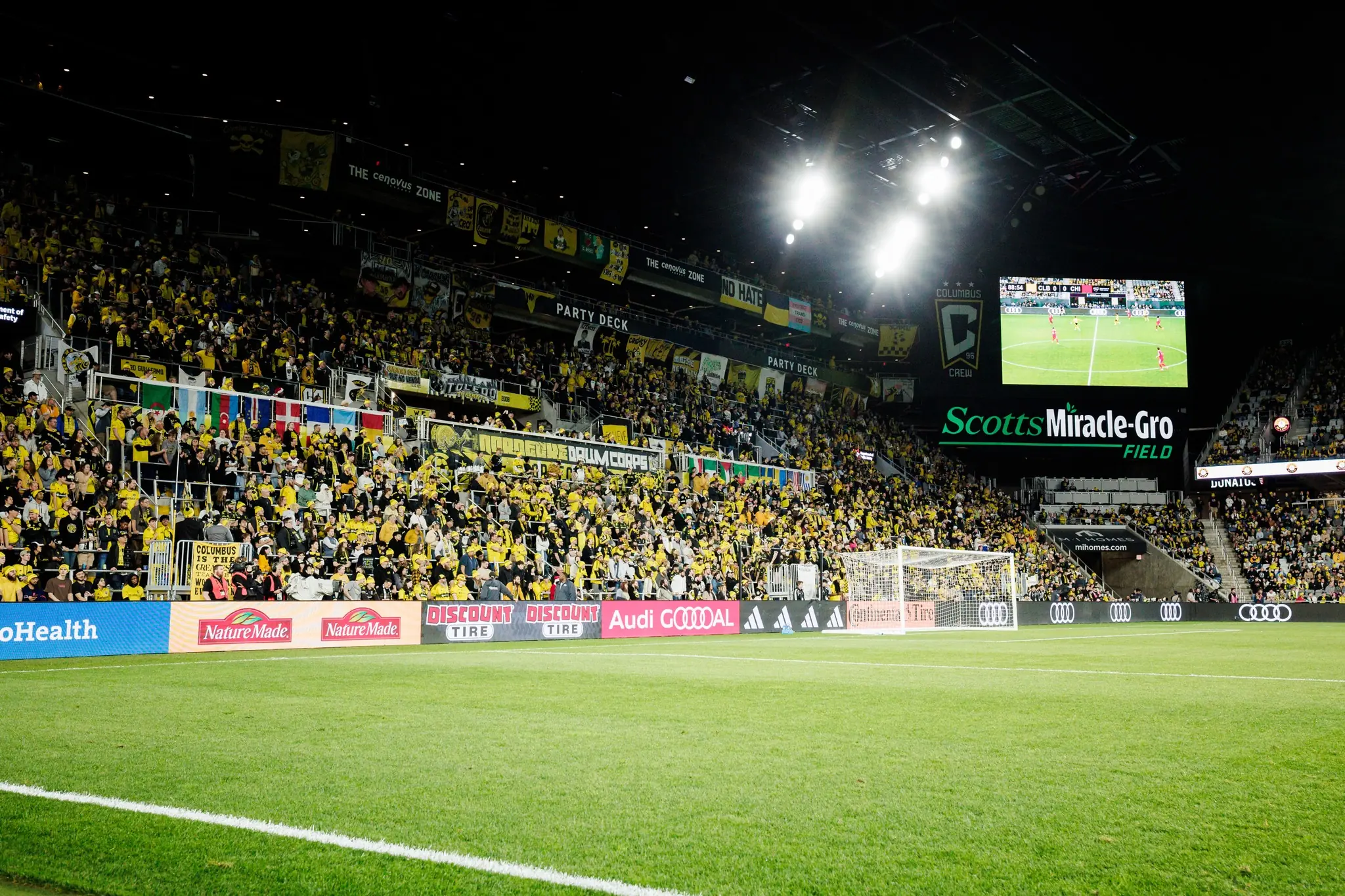 Không khí sôi động trên sân ScottsMiracle-Gro Field