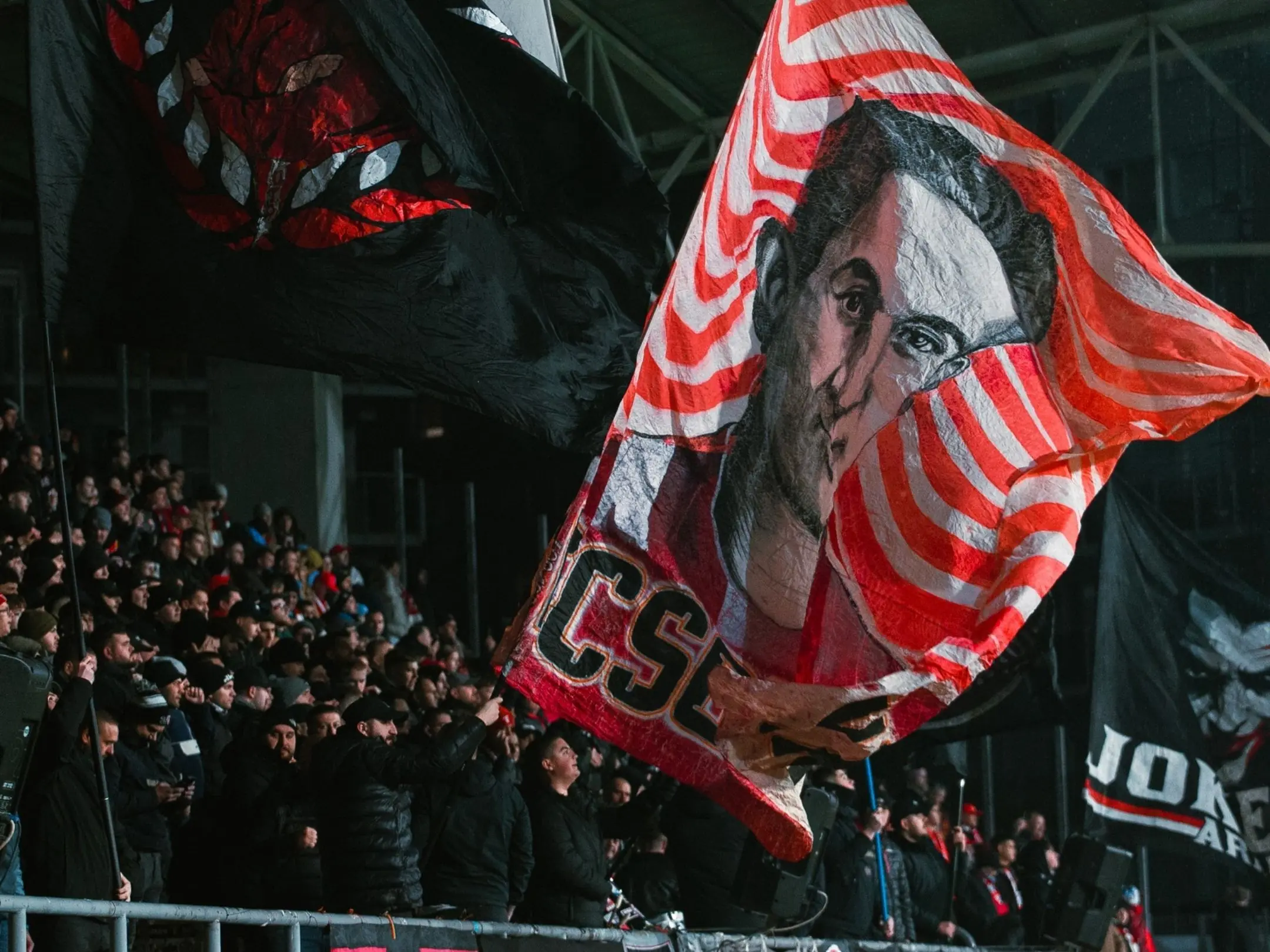 Các cổ động viên của UTA Arad luôn đi kèm phong cách cổ động vô cùng cháy bỏng