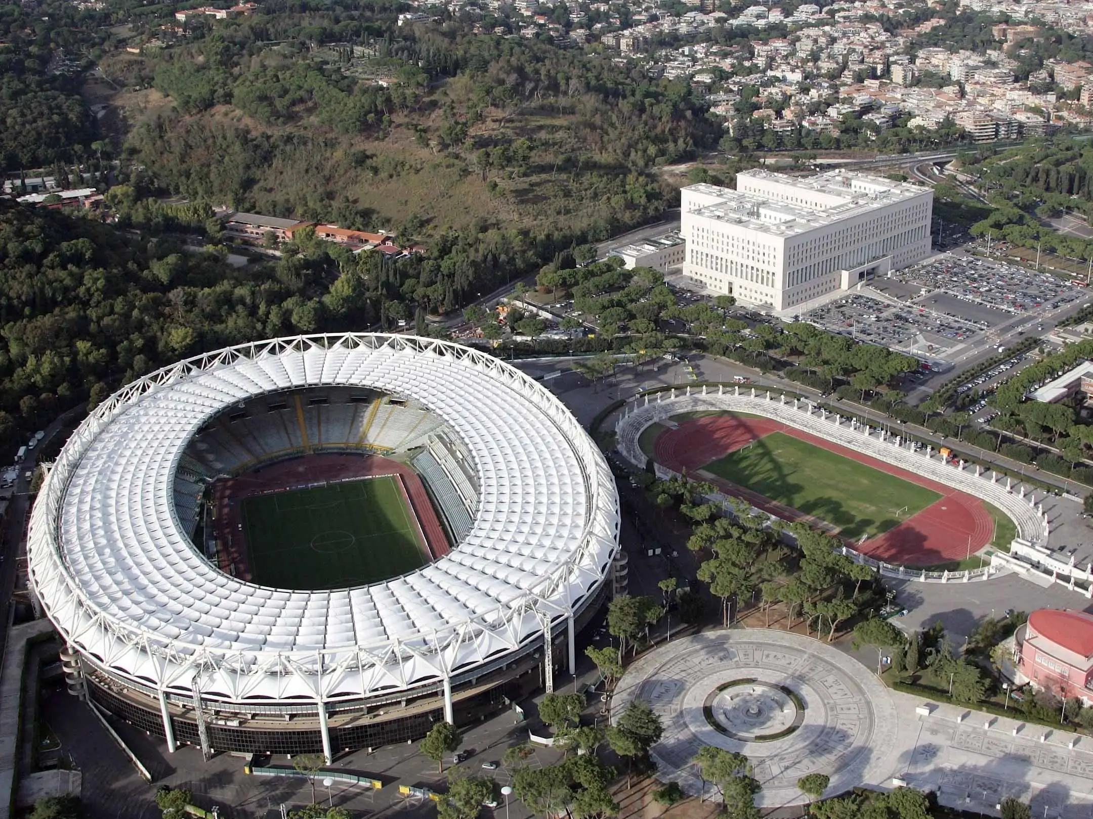 Sân nhà của câu lạc bộ bóng đá AS Roma là sân vận động Olimpico
