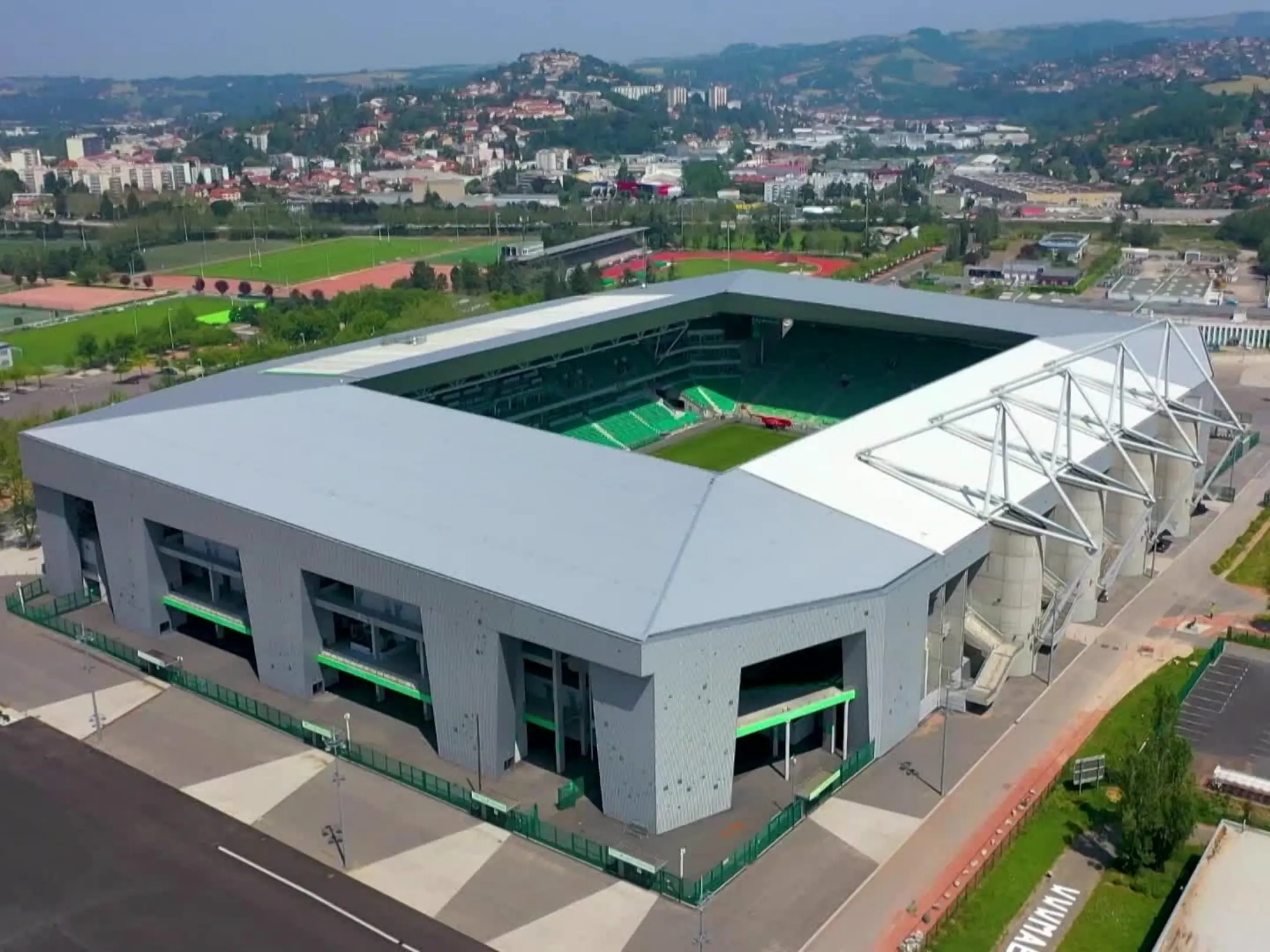 Sân nhà của câu lạc bộ bóng đá AS Saint-Étienne là sân vận động Geoffroy Guichard
