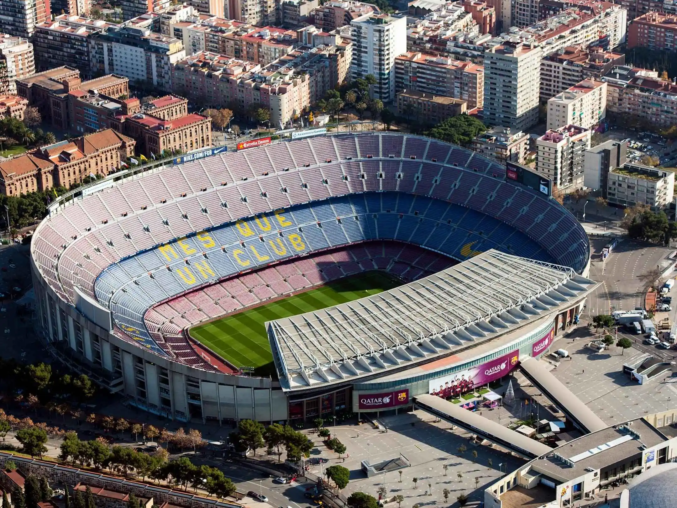 Sân nhà của câu lạc bộ bóng đá Barcelona là sân vận động Camp Nou 